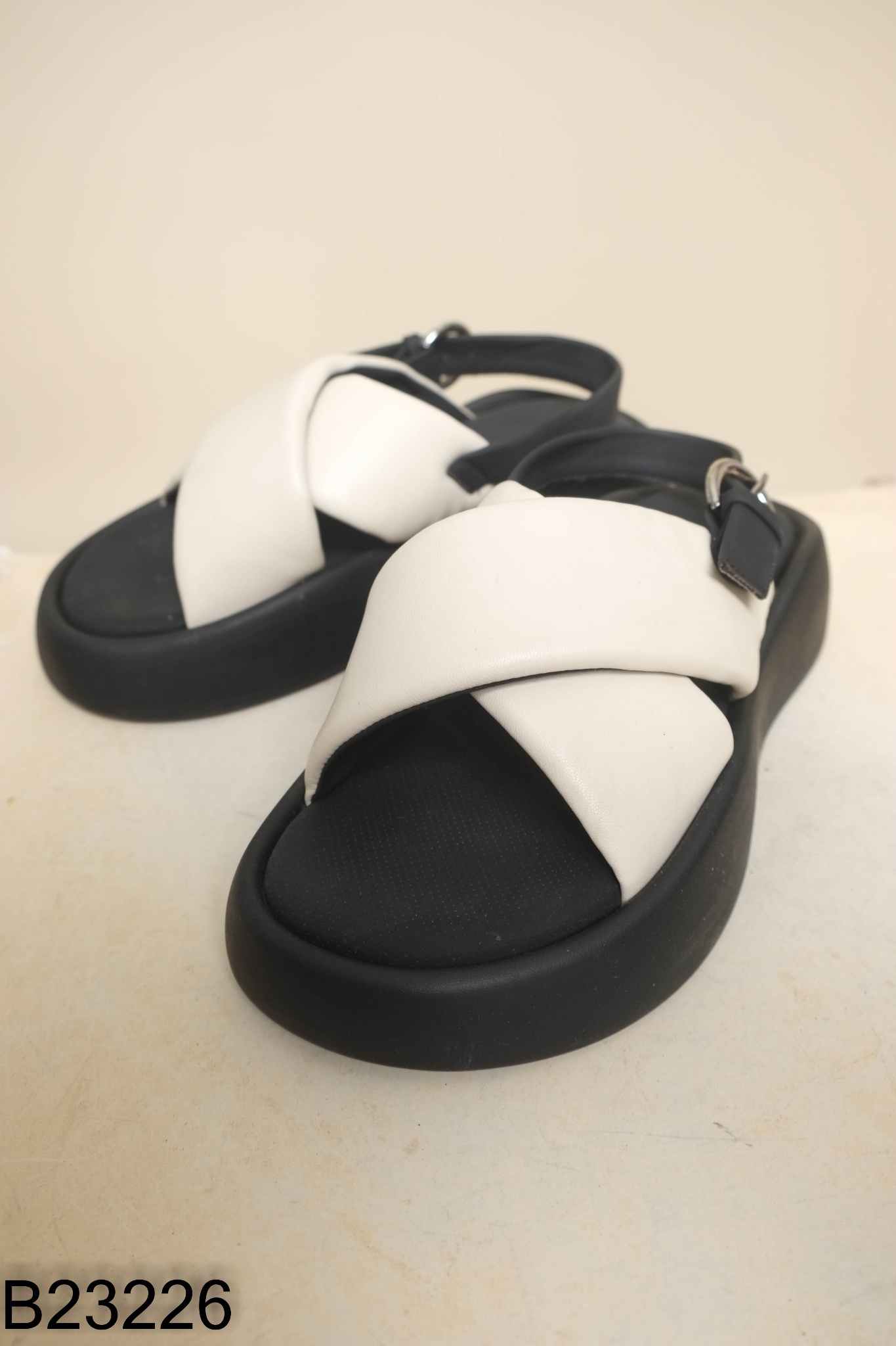 Sandals đen quai be
