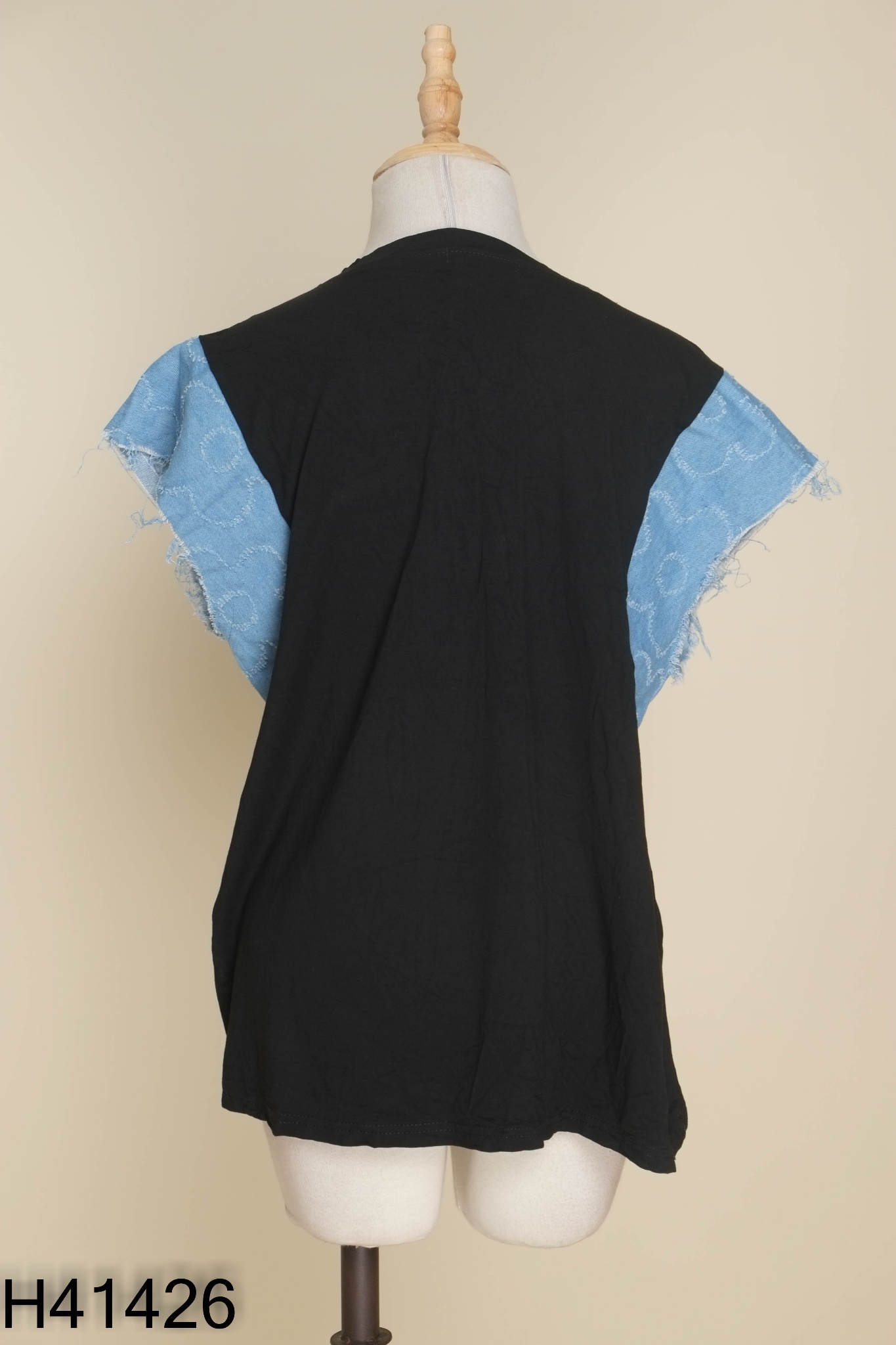Áo đen in hình phối jeans