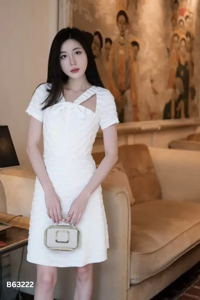 Váy trắng xoắn ngực