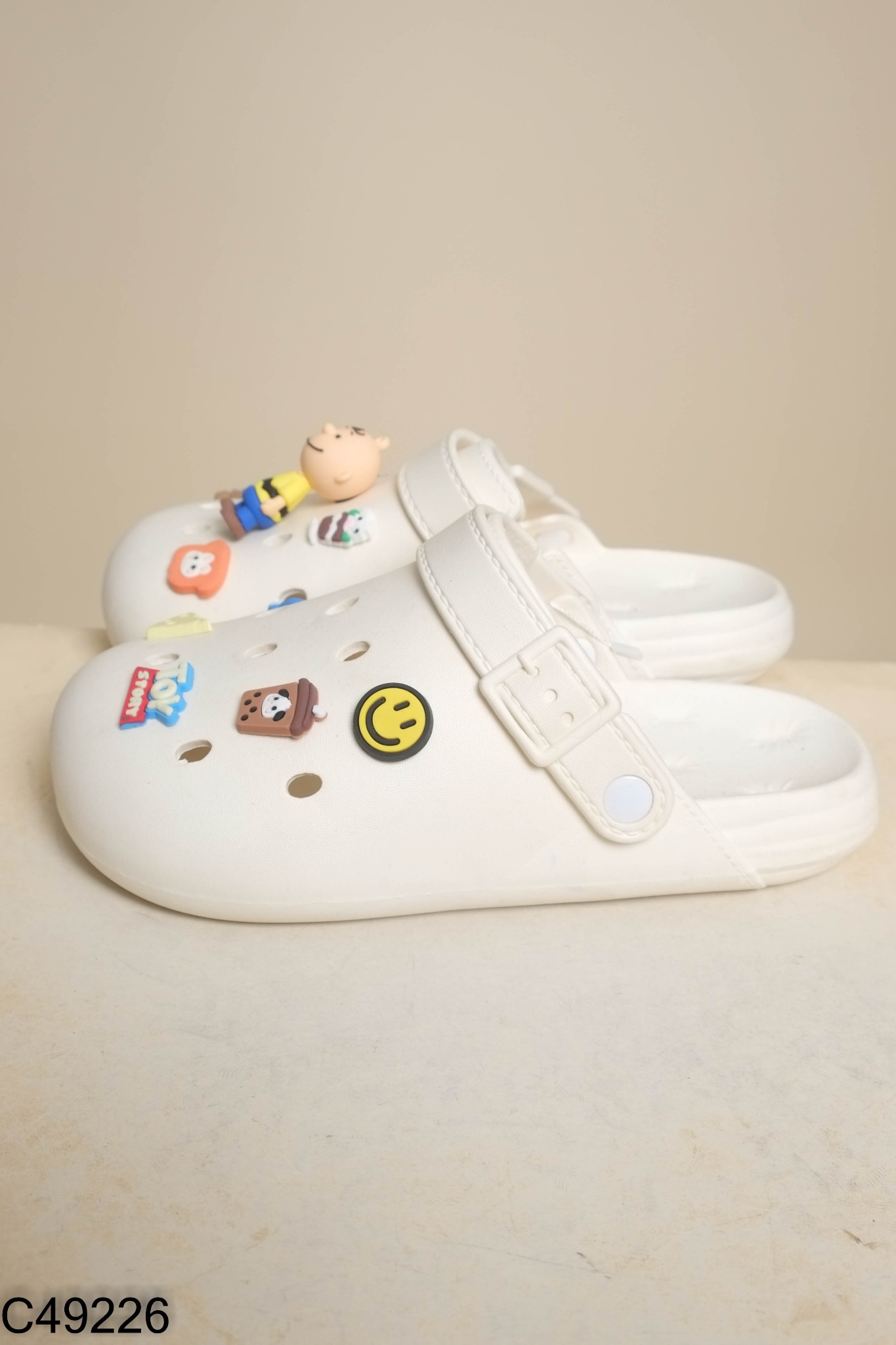 Dép trắng sữa đính snoopy