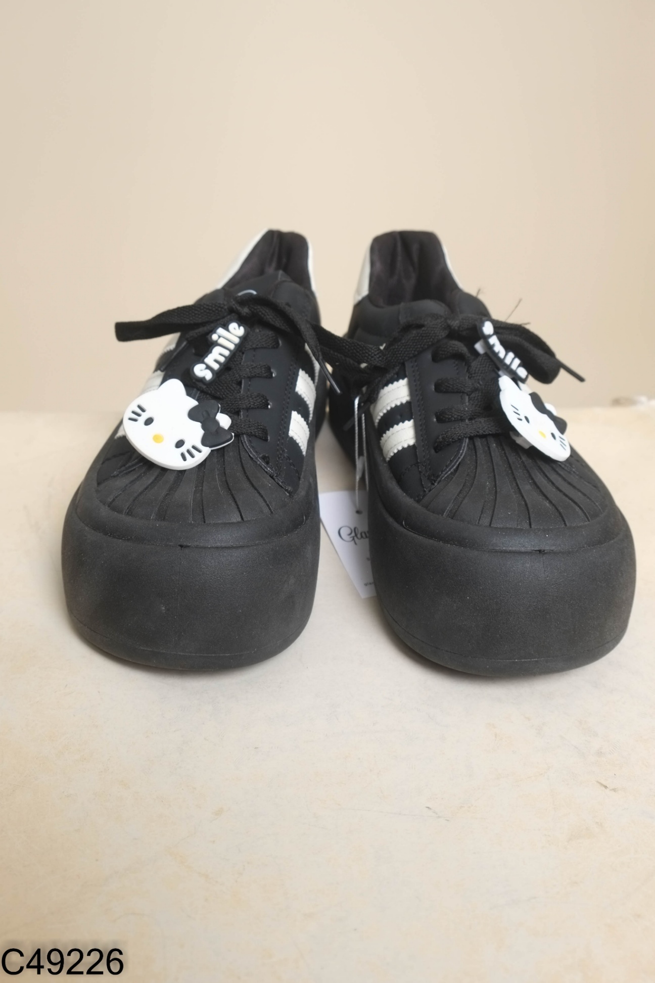Giày đen trắng hello kitty