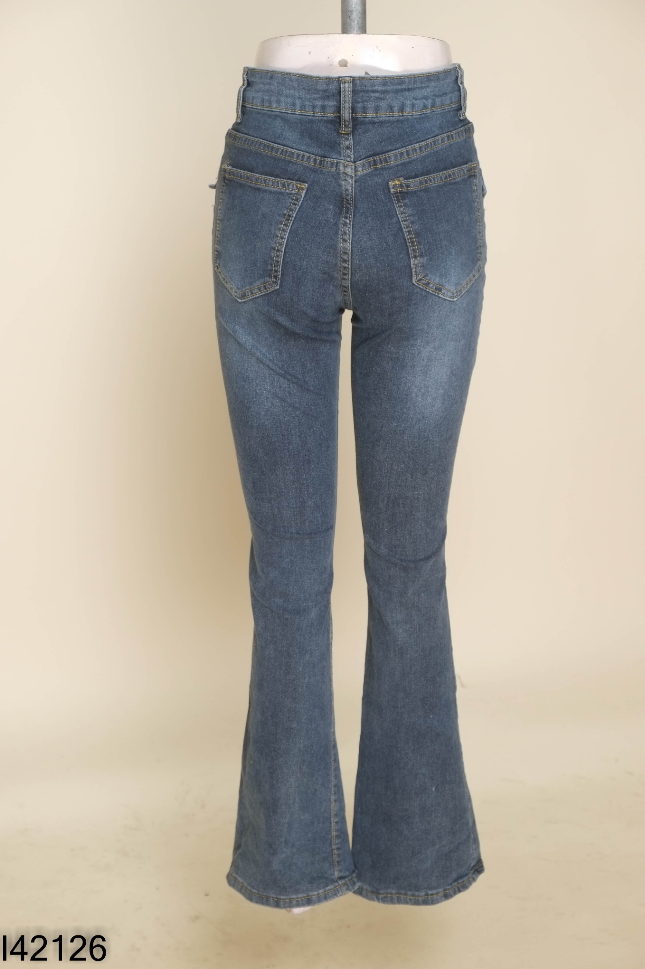 Quần jeans xanh ống loe