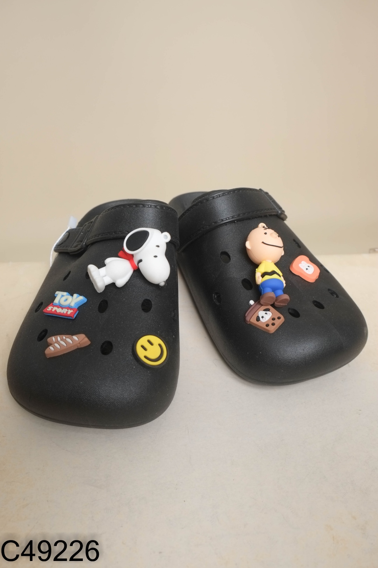 Dép be đính snoppy