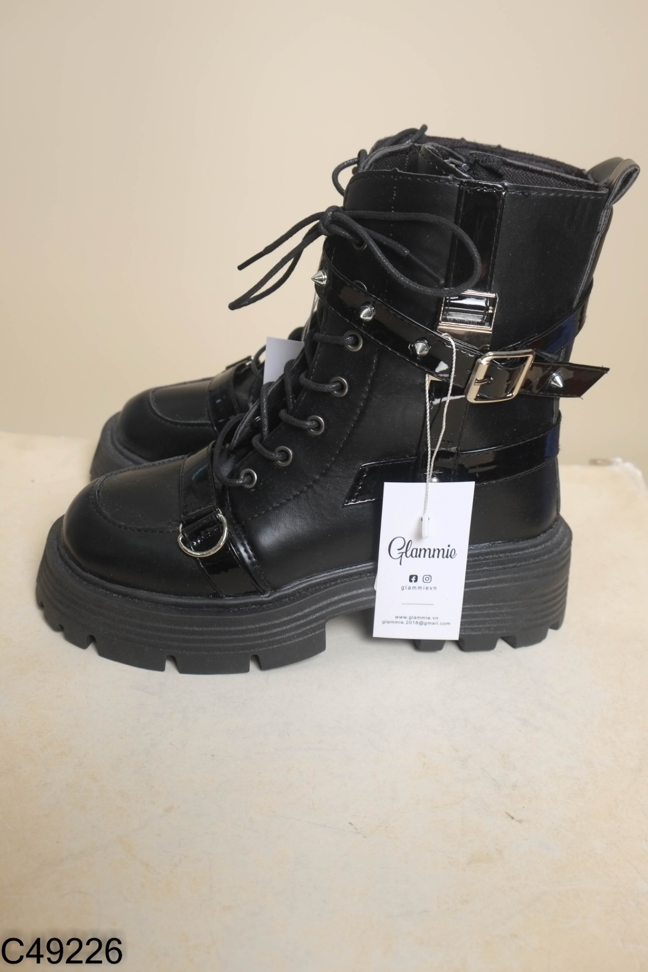 Boots đen trơn phối dây 4p