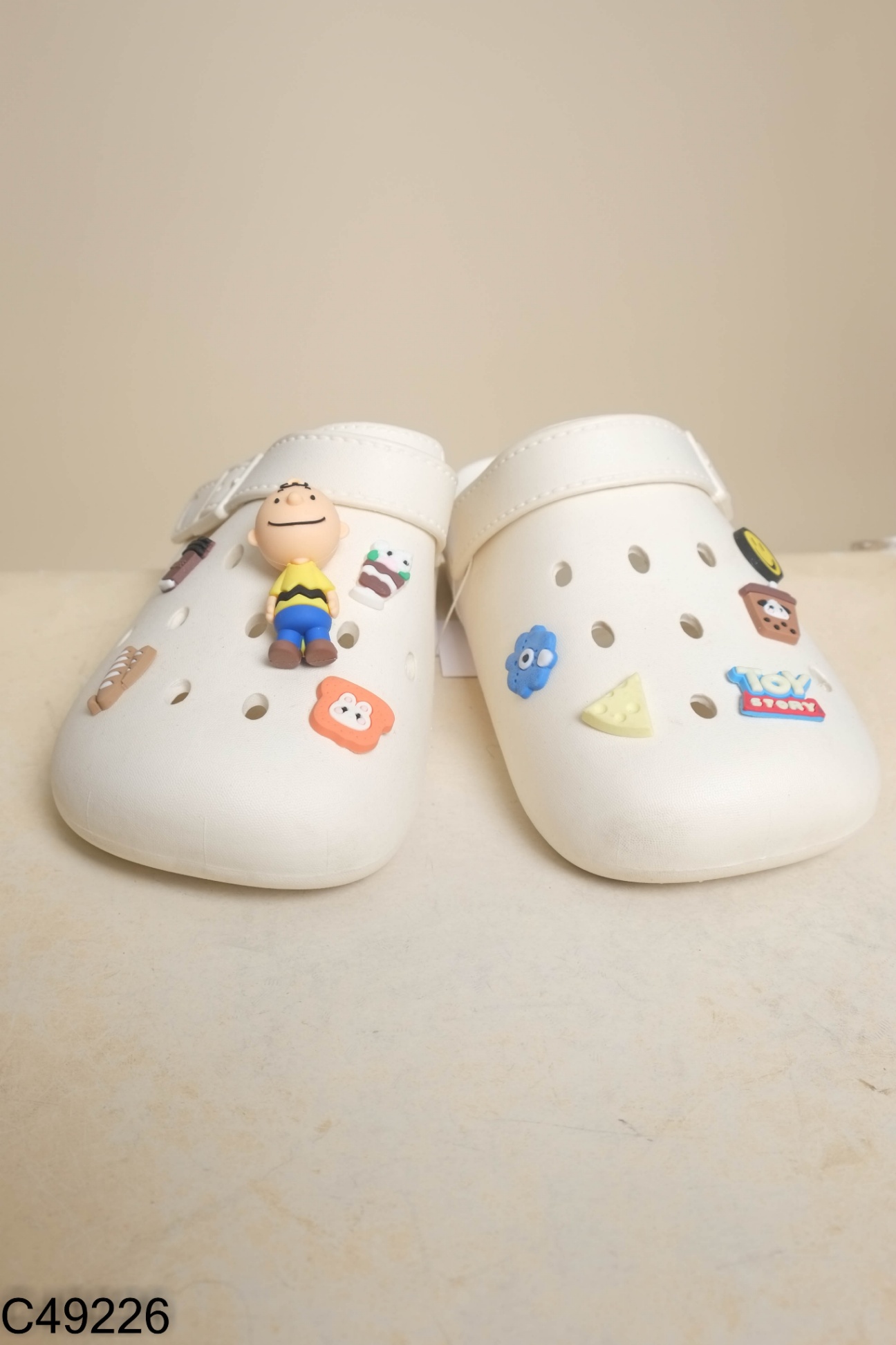 Dép trắng sữa đính snoopy
