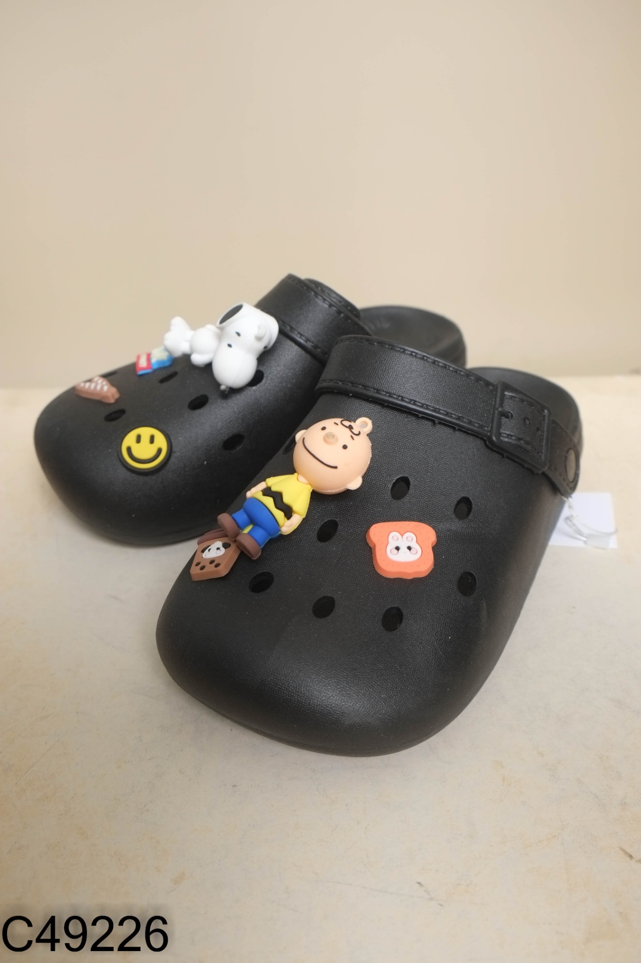 Dép be đính snoppy