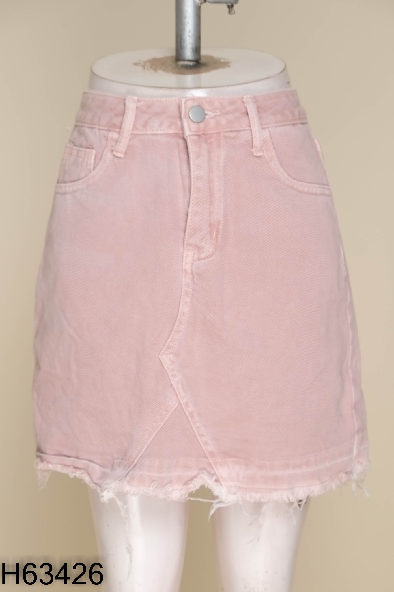 Chân váy jeans hồng tua rua