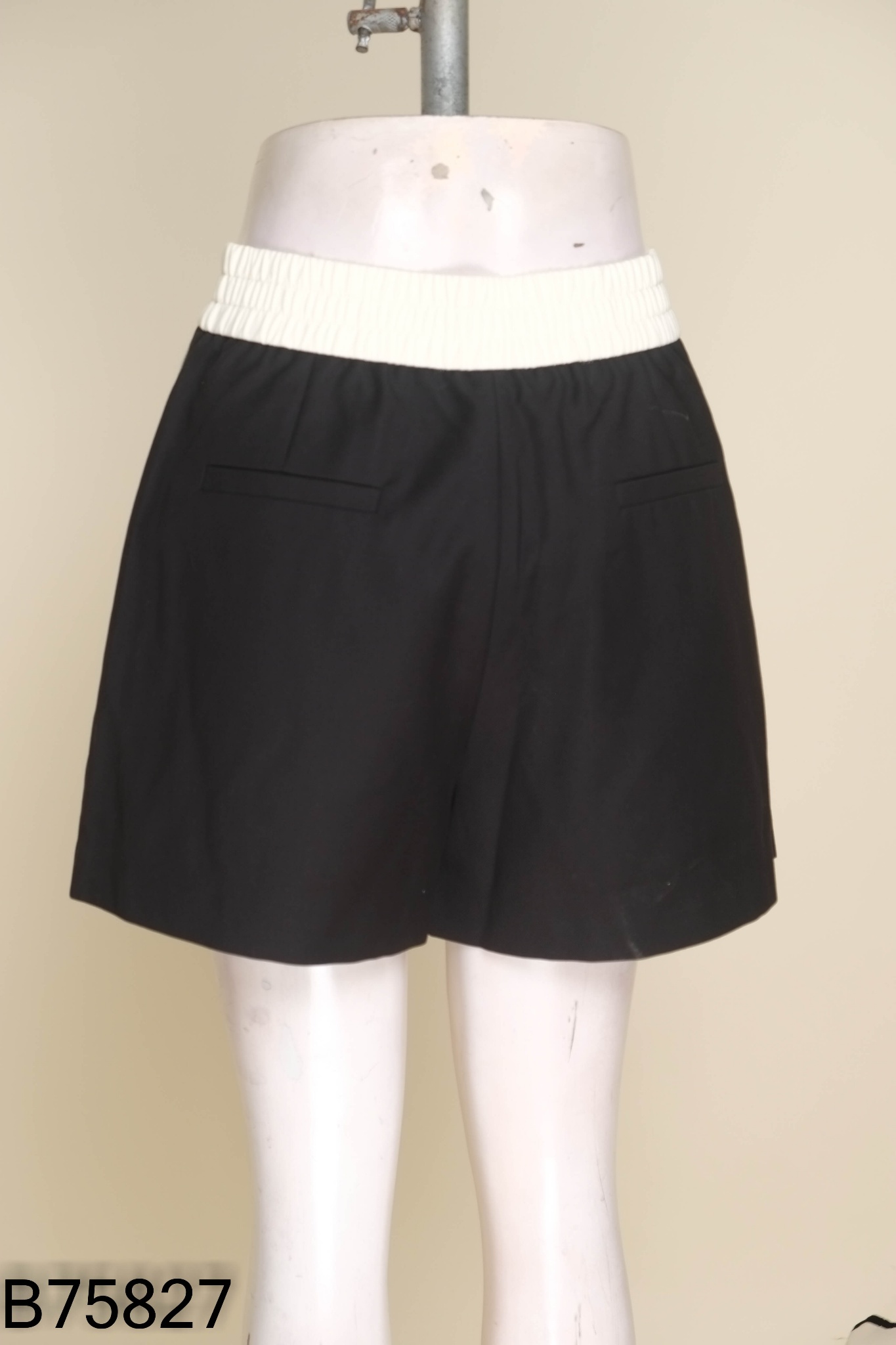 NEWTAG Quần short đen eo be