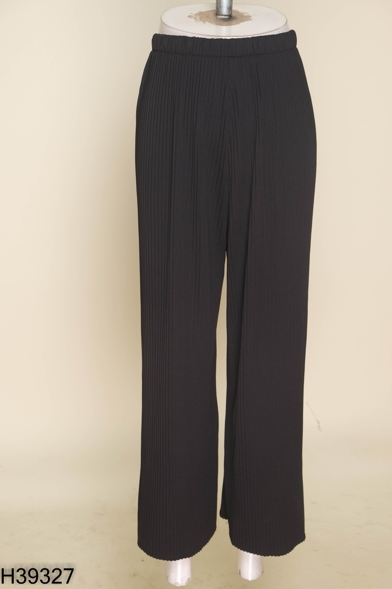 Quần UNIQLO đen xếp ly