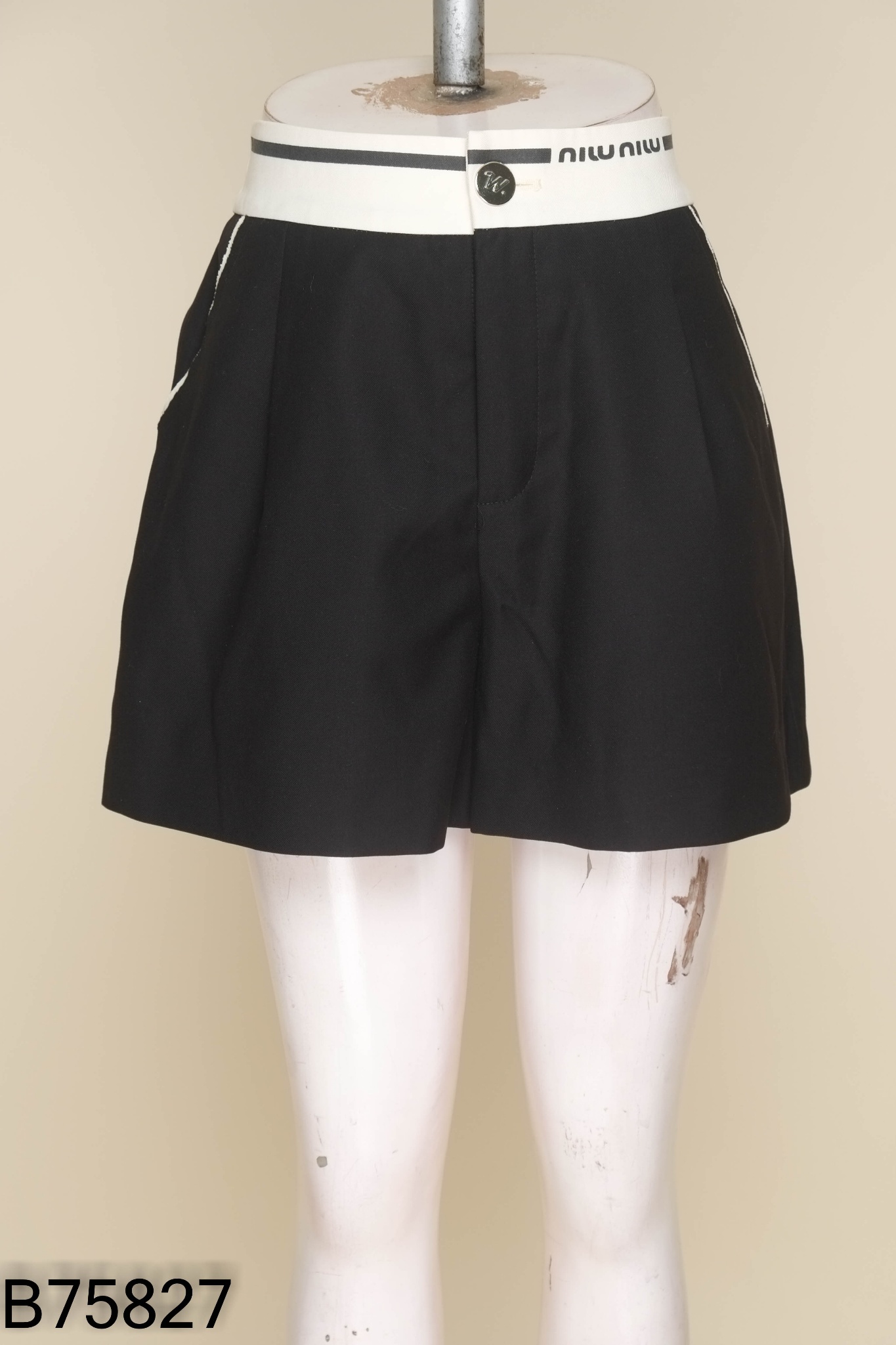 NEWTAG Quần short đen eo be