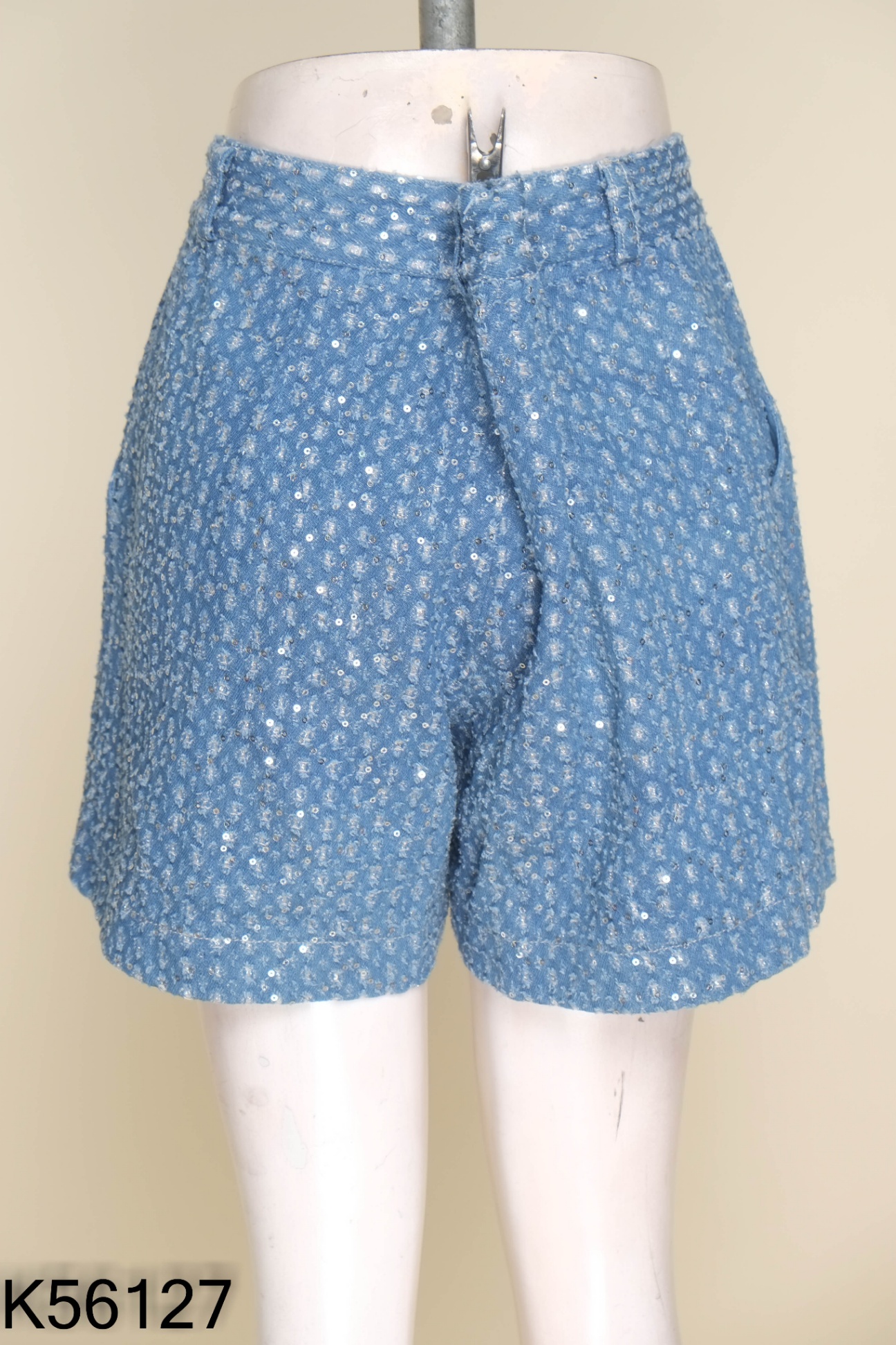Quần short xanh đính đá