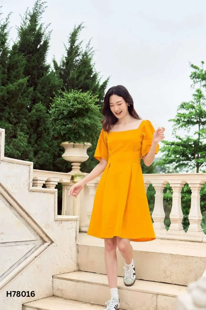 Váy vàng cổ vuông ly eo