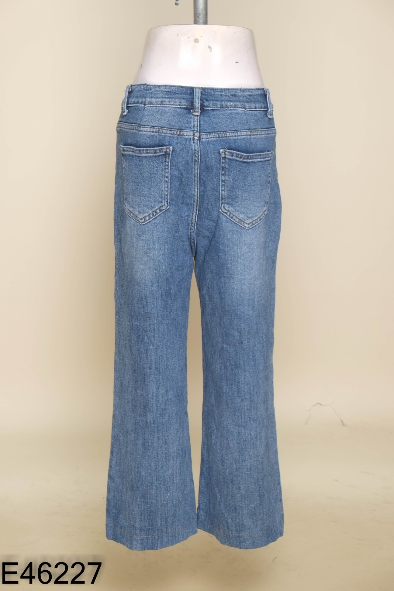 Quần jeans xanh ống suông