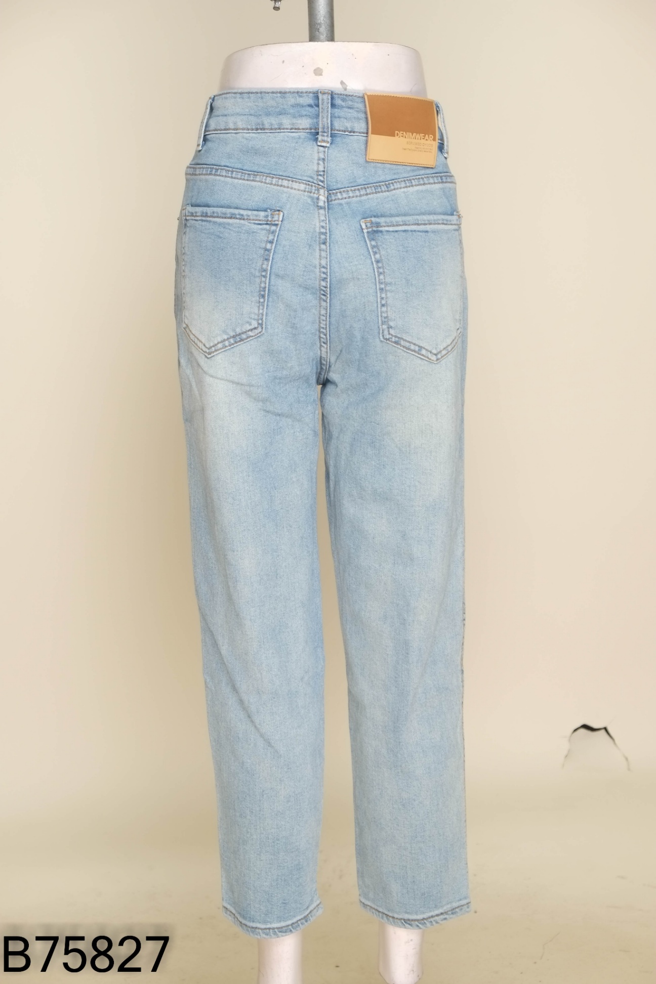 Quần jeans xanh sáng
