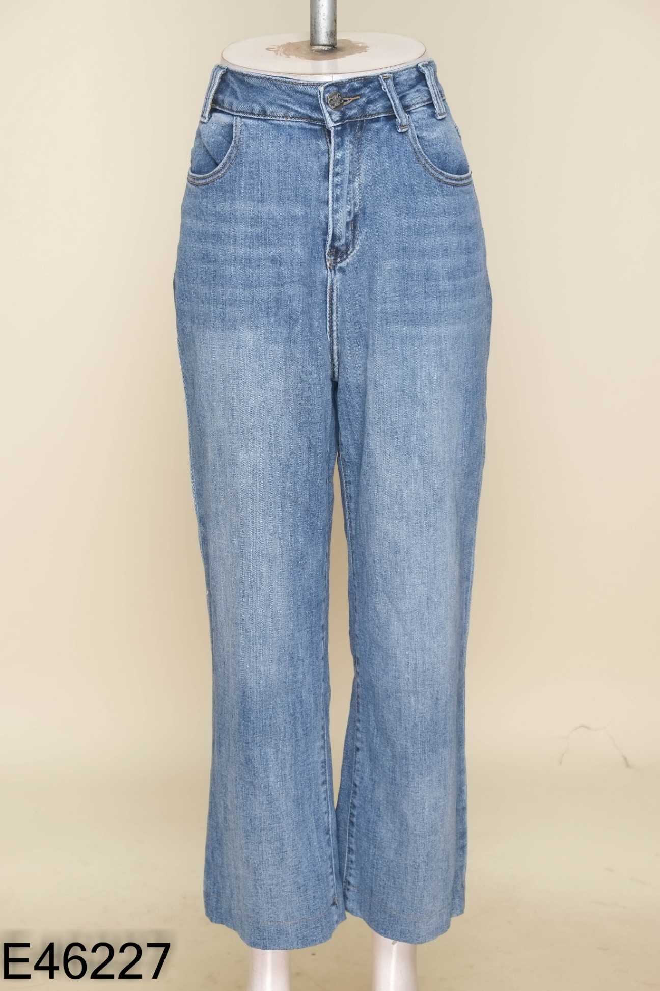 Quần jeans xanh ống suông