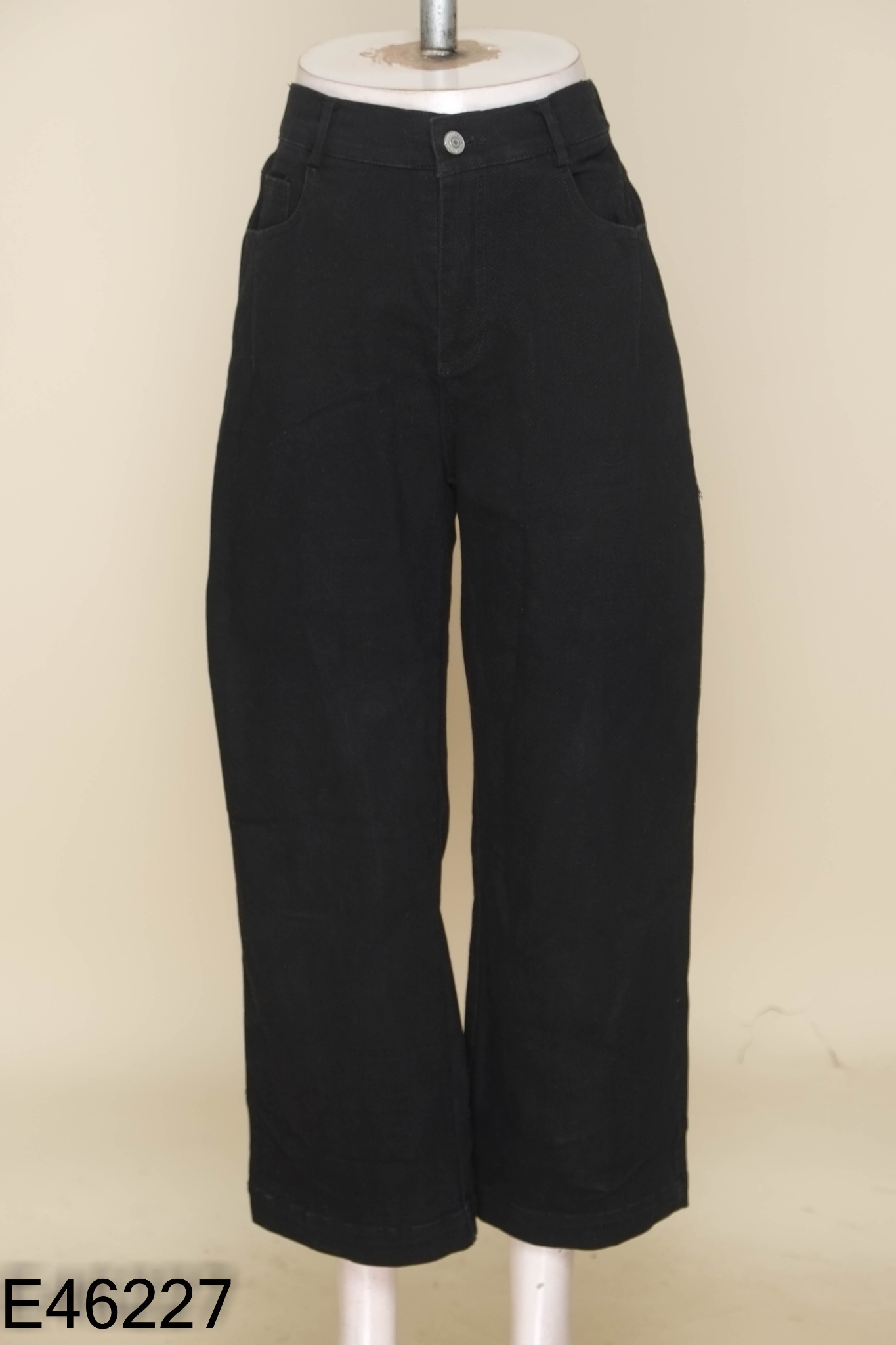 Quần jeans đen ống rộng