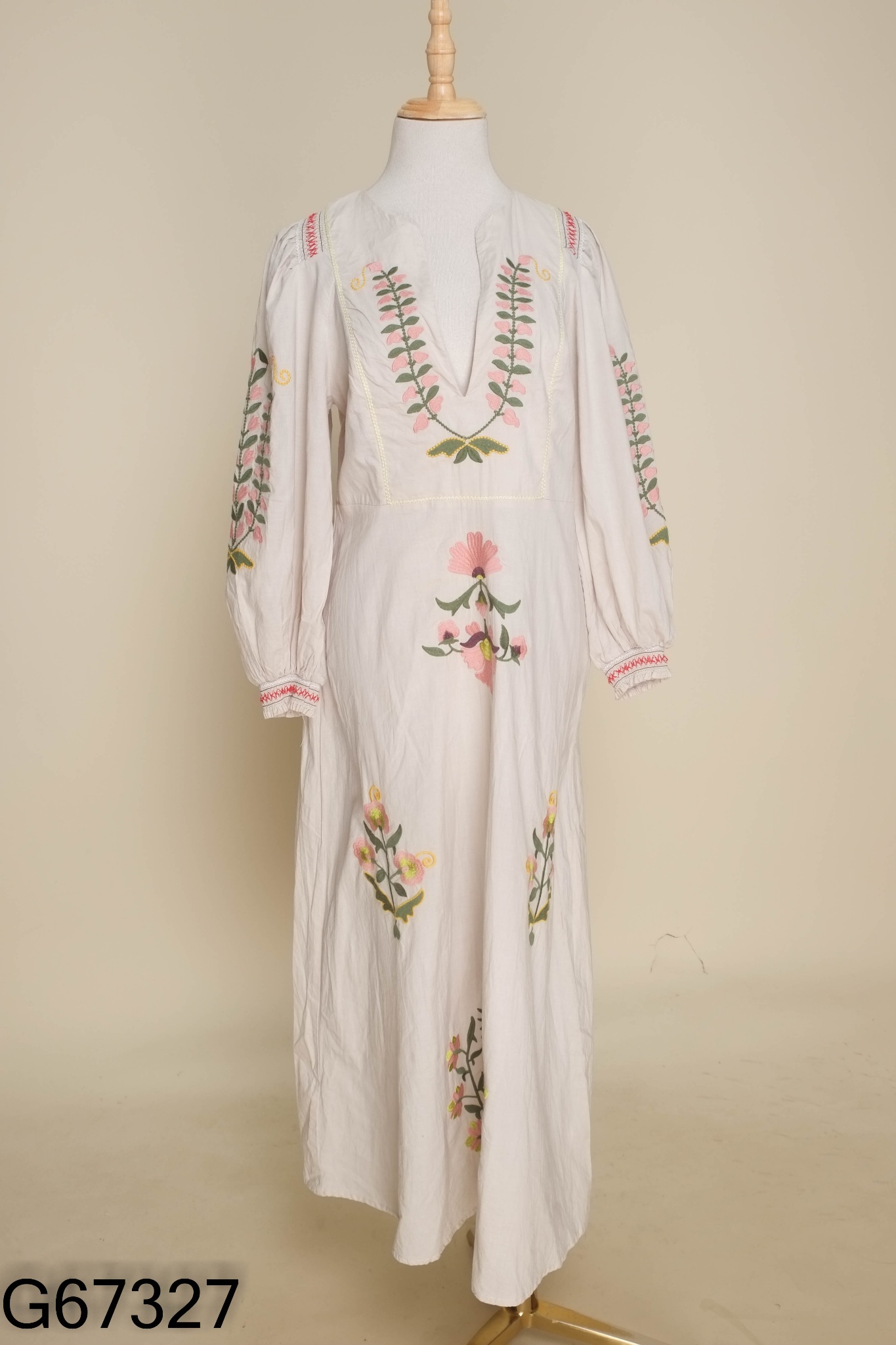 Váy xanh thêu hoa hồng xanh
