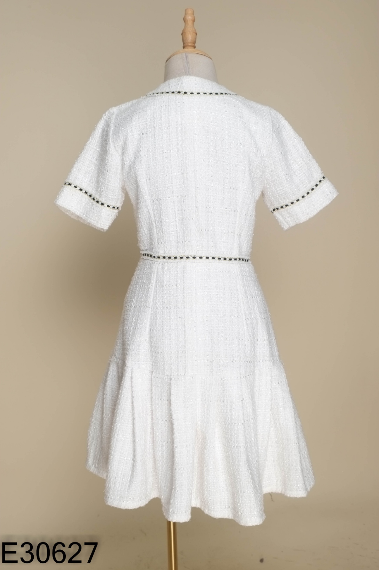Váy dạ tweed trắng phối khuy