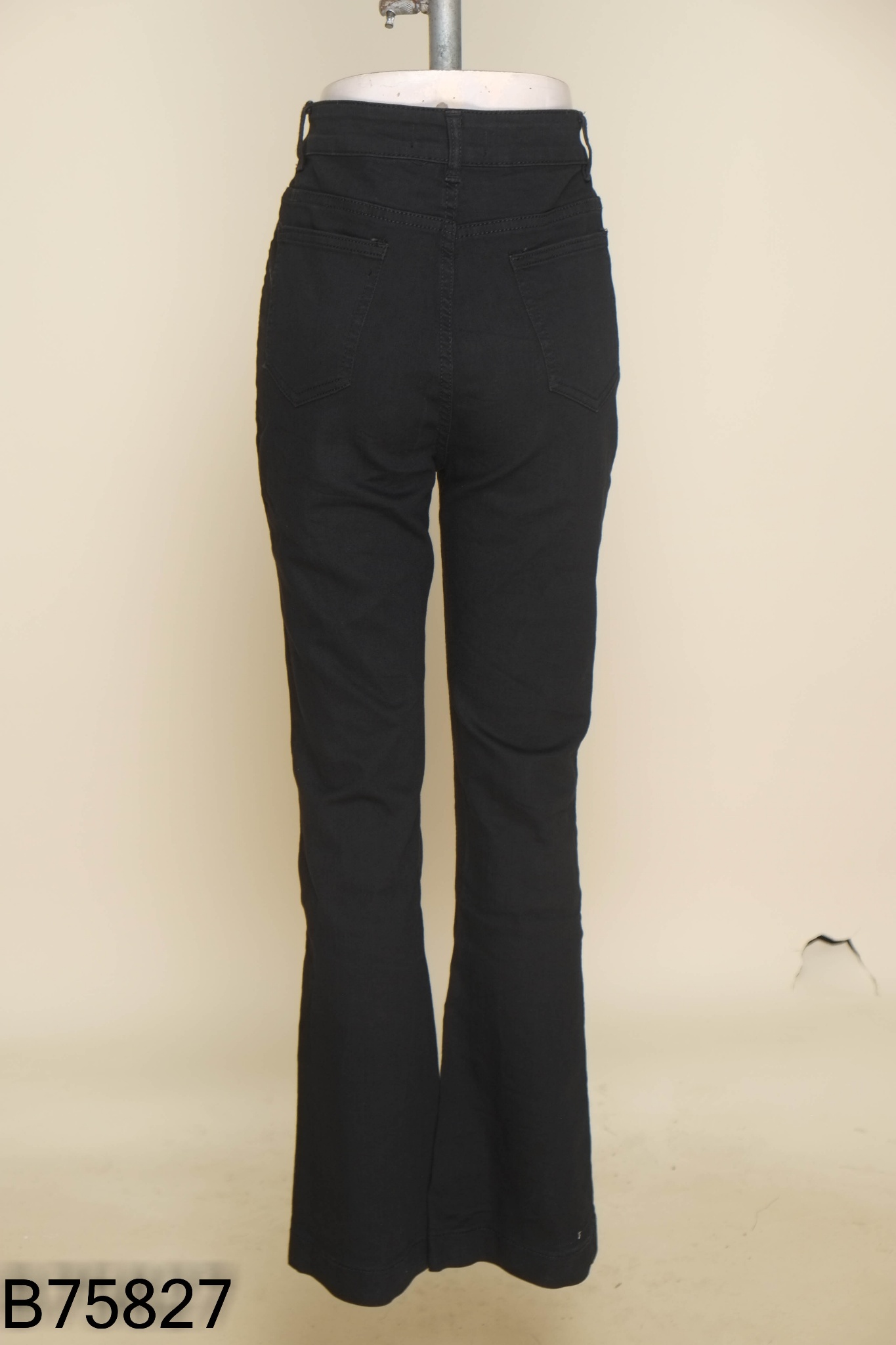 Quần jeans đen ống loe