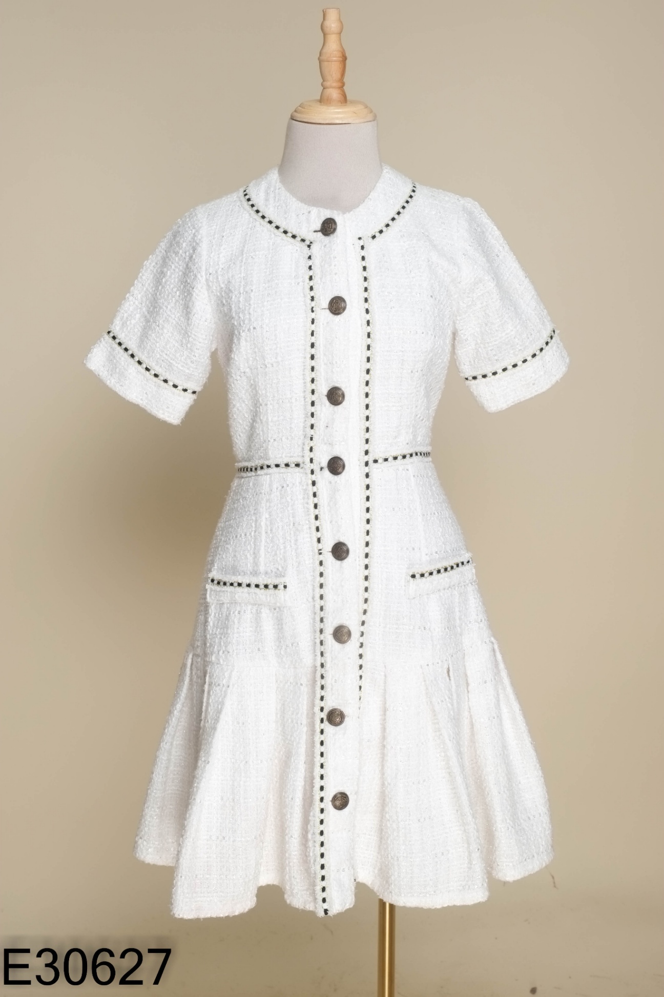 Váy dạ tweed trắng phối khuy