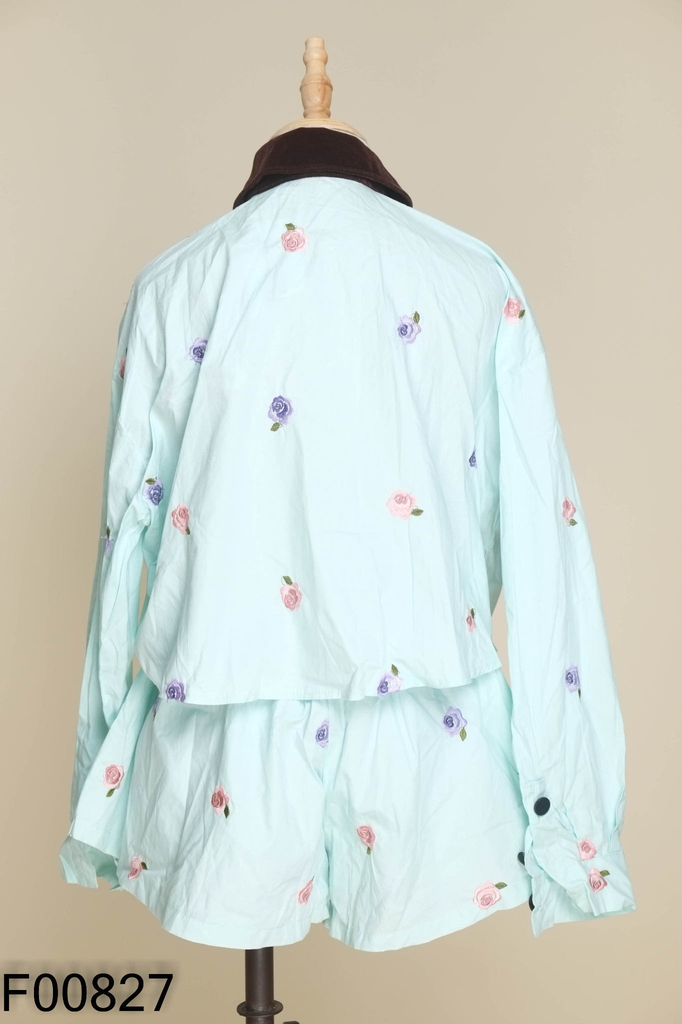 NEWTAG SET Áo kiểu + quând short xanh thêu hoa