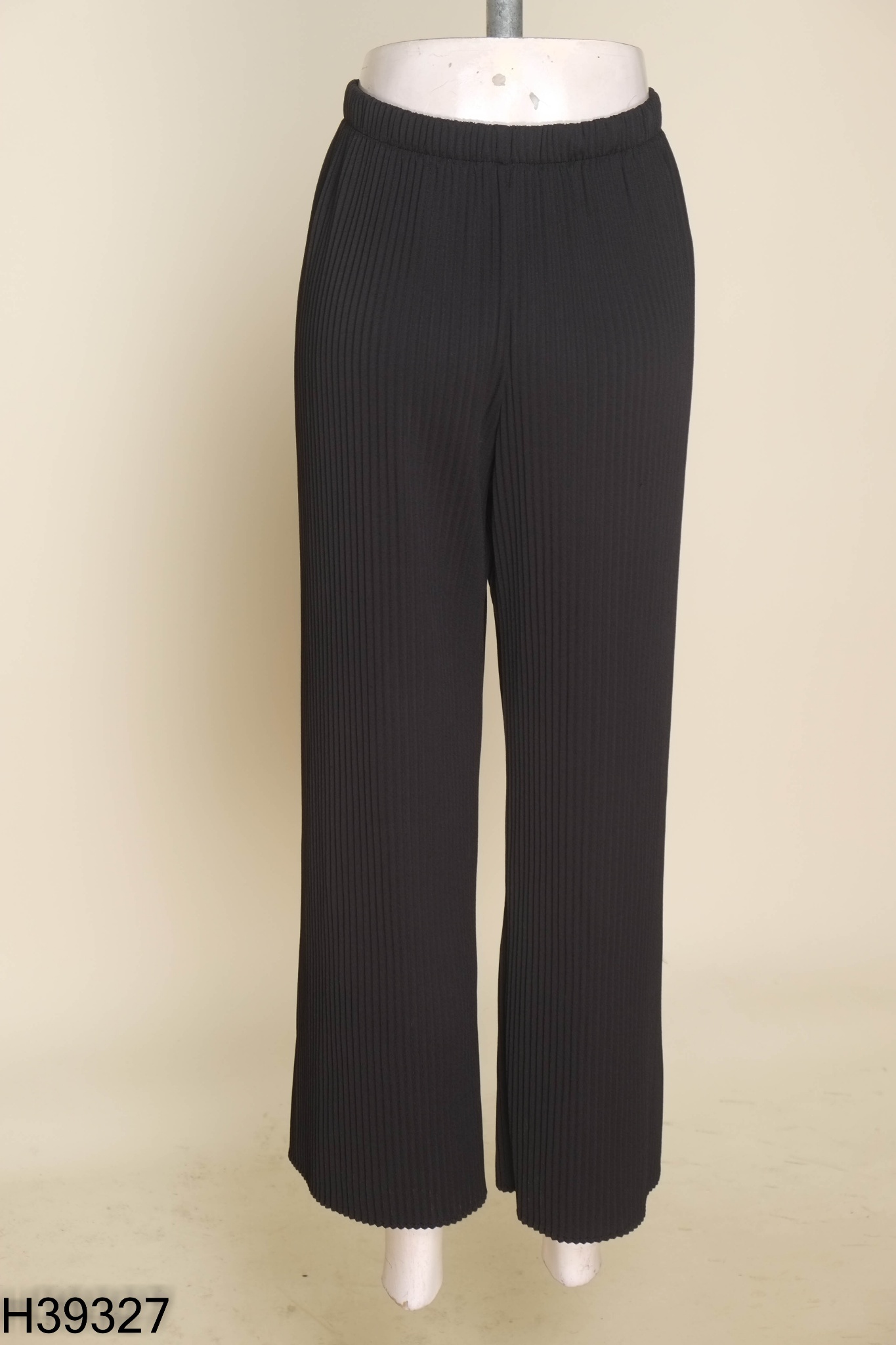 Quần UNIQLO đen xếp ly