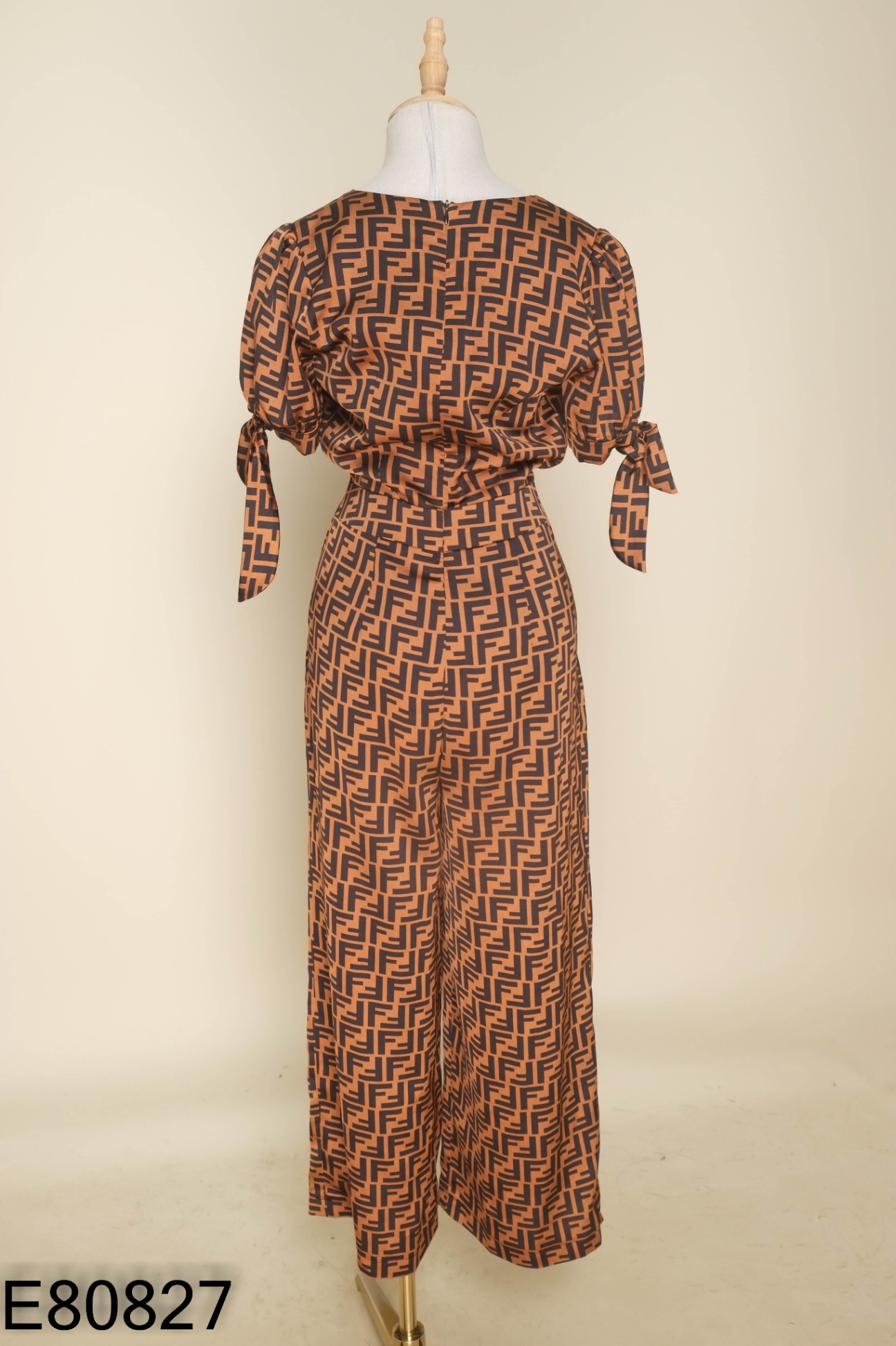 Jumpsuits nâu họa tiết đen cổ V