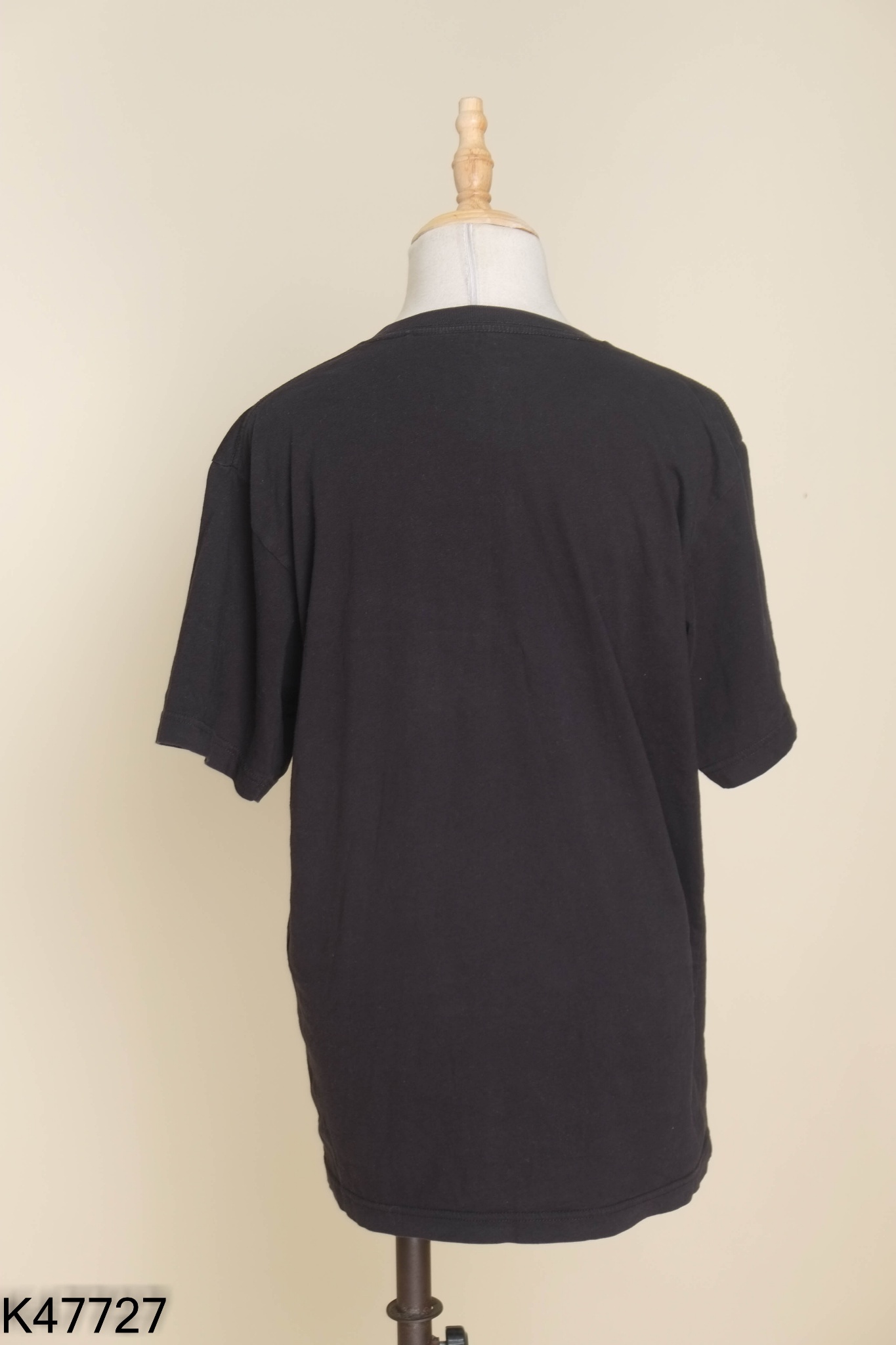 Áo đe UNIQLO in chữ