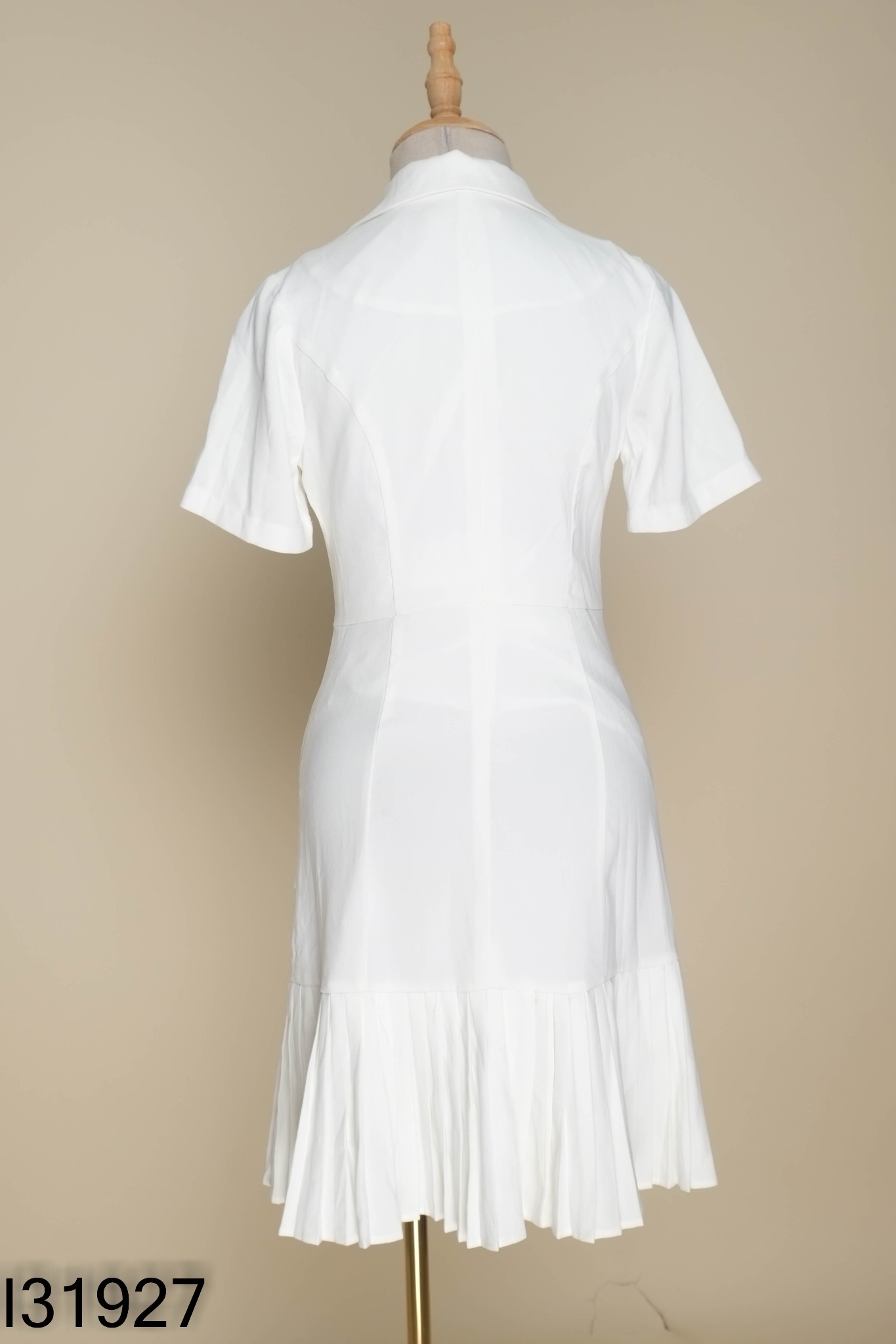 Váy trắng cổ vest xếp ly