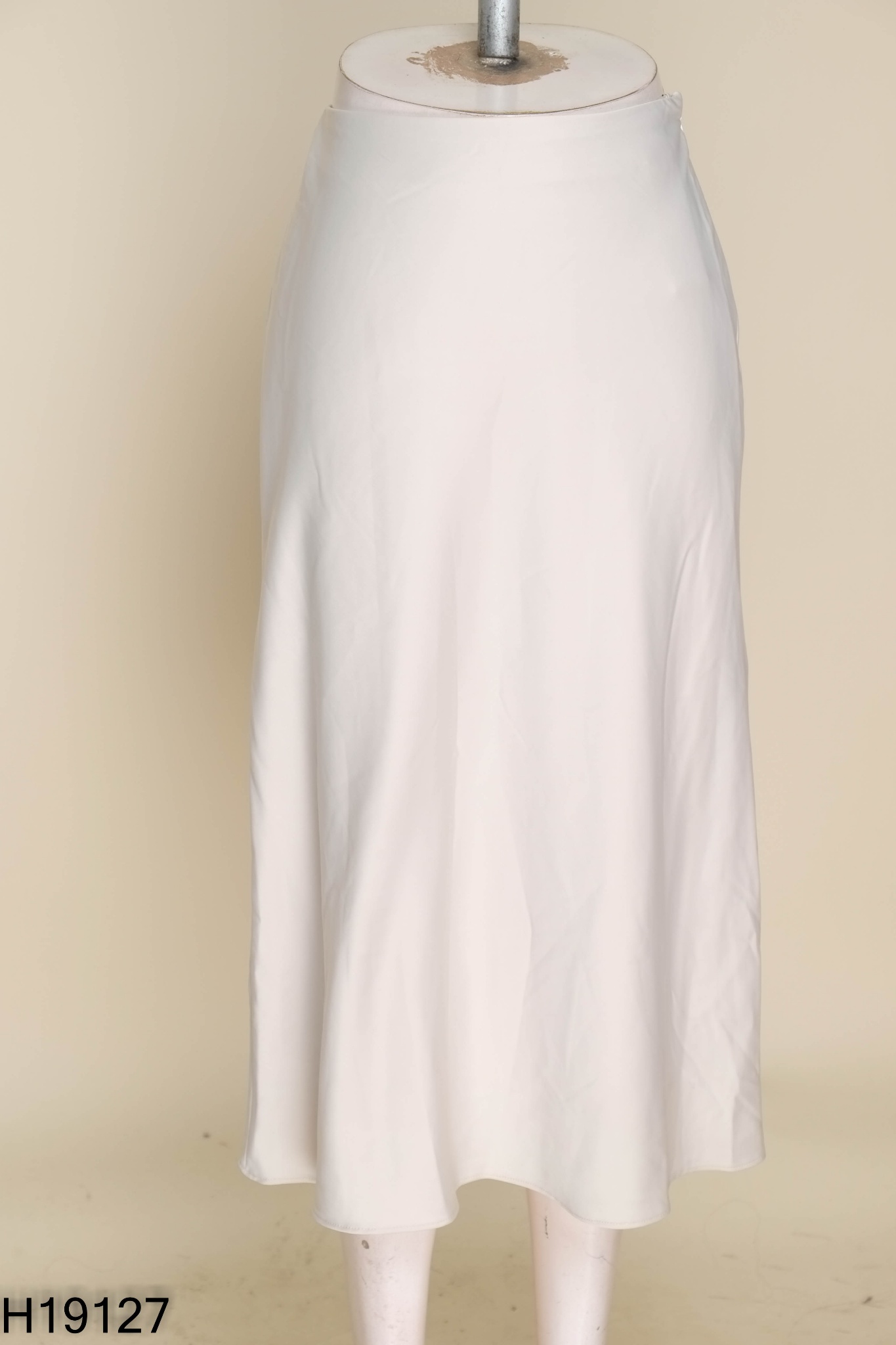 Chân váy UNIQLO lụa xanh be