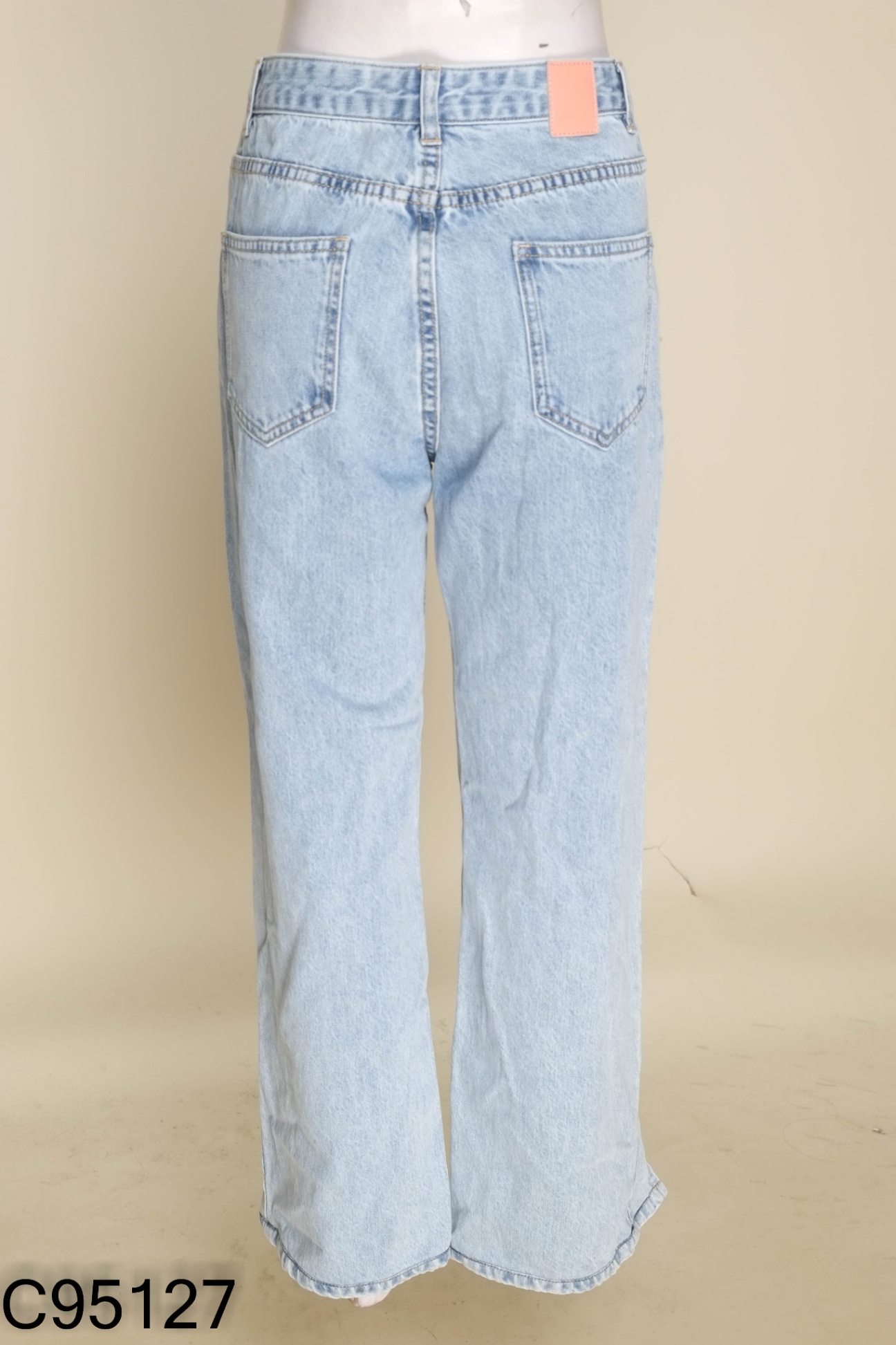 Quần jeans xanh xẻ