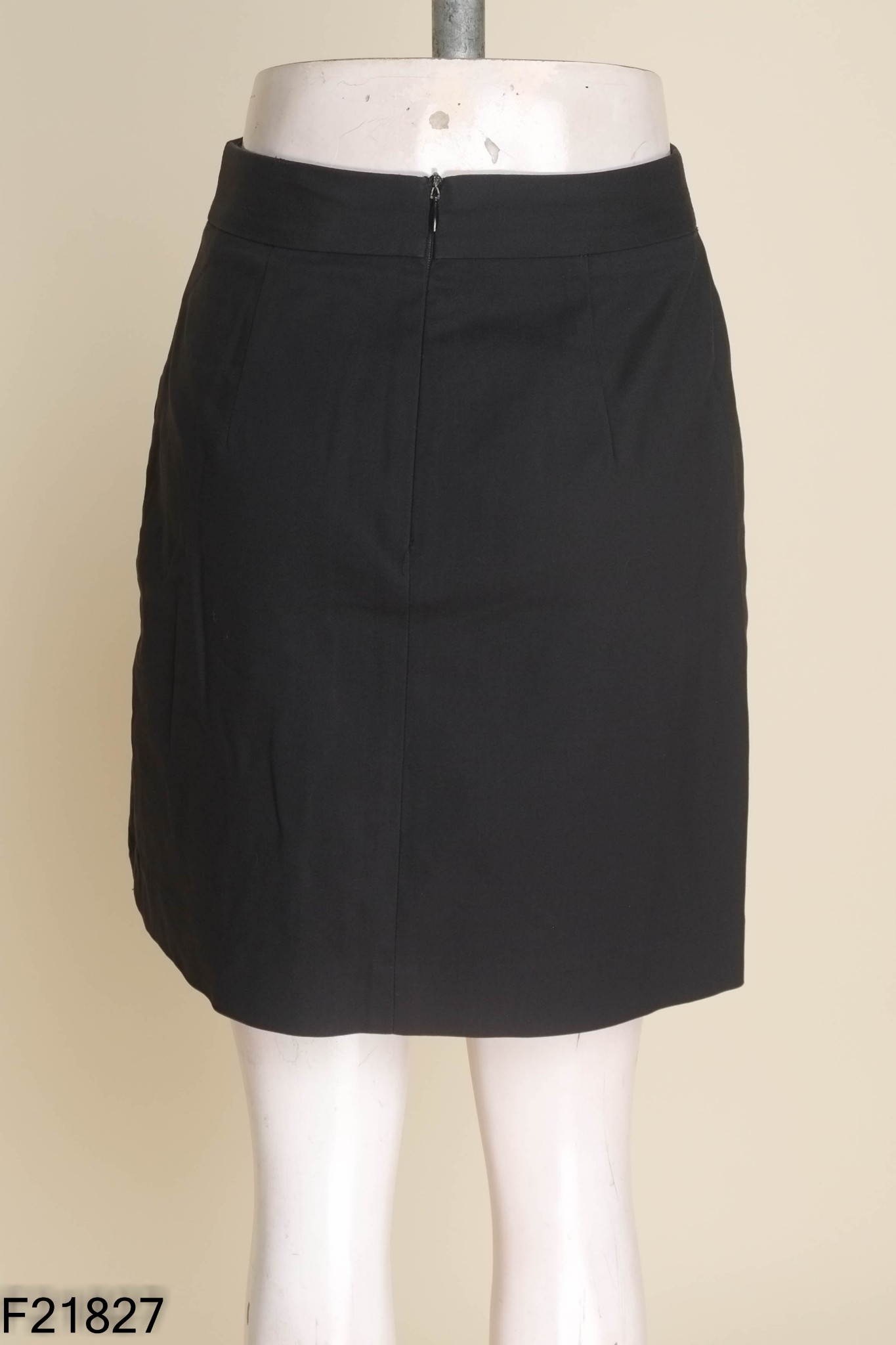 Chân váy IVY MODA đen phối khuy