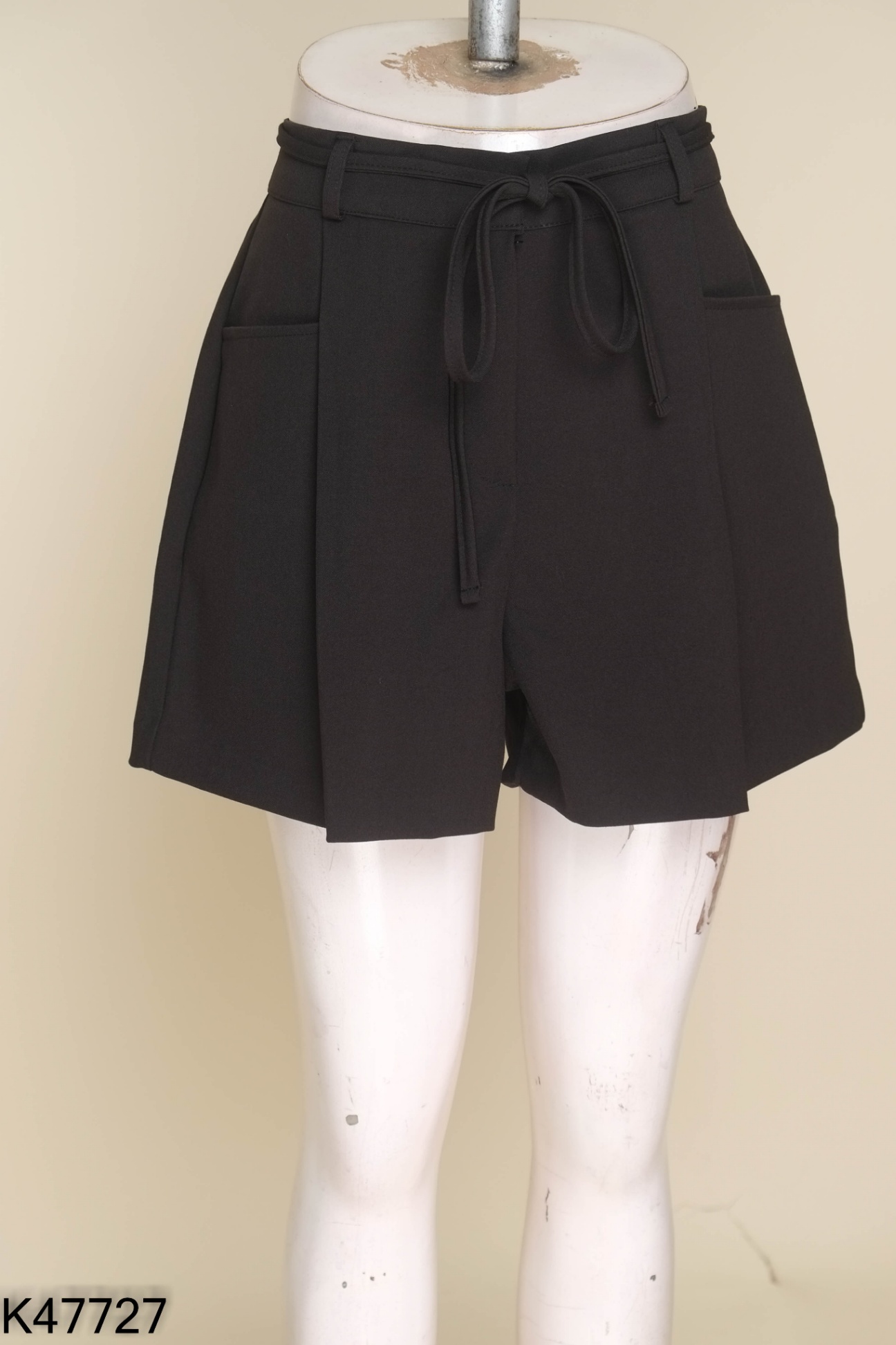 Quần shorts đen WHYNOT phối đai