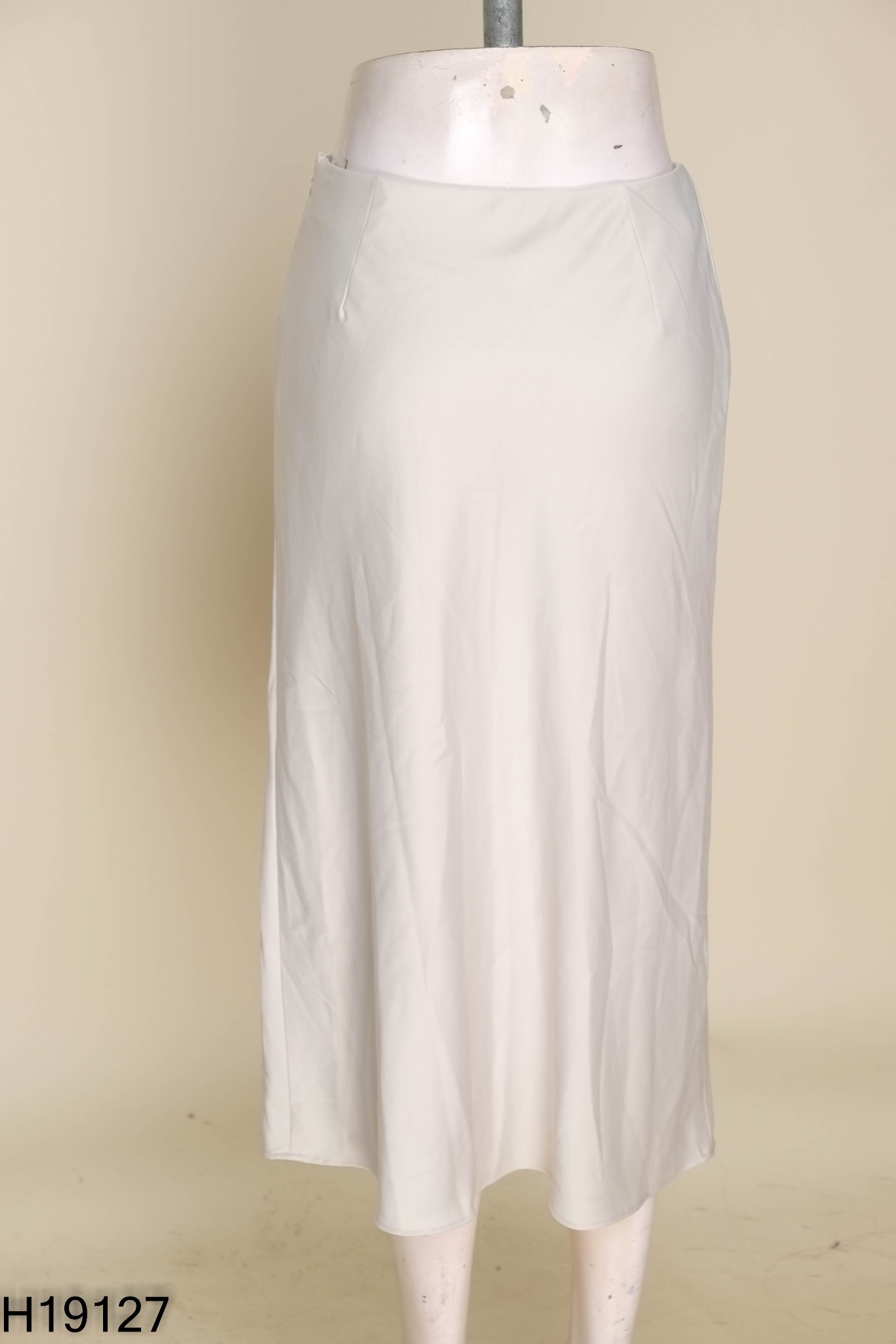 Chân váy UNIQLO lụa xanh be