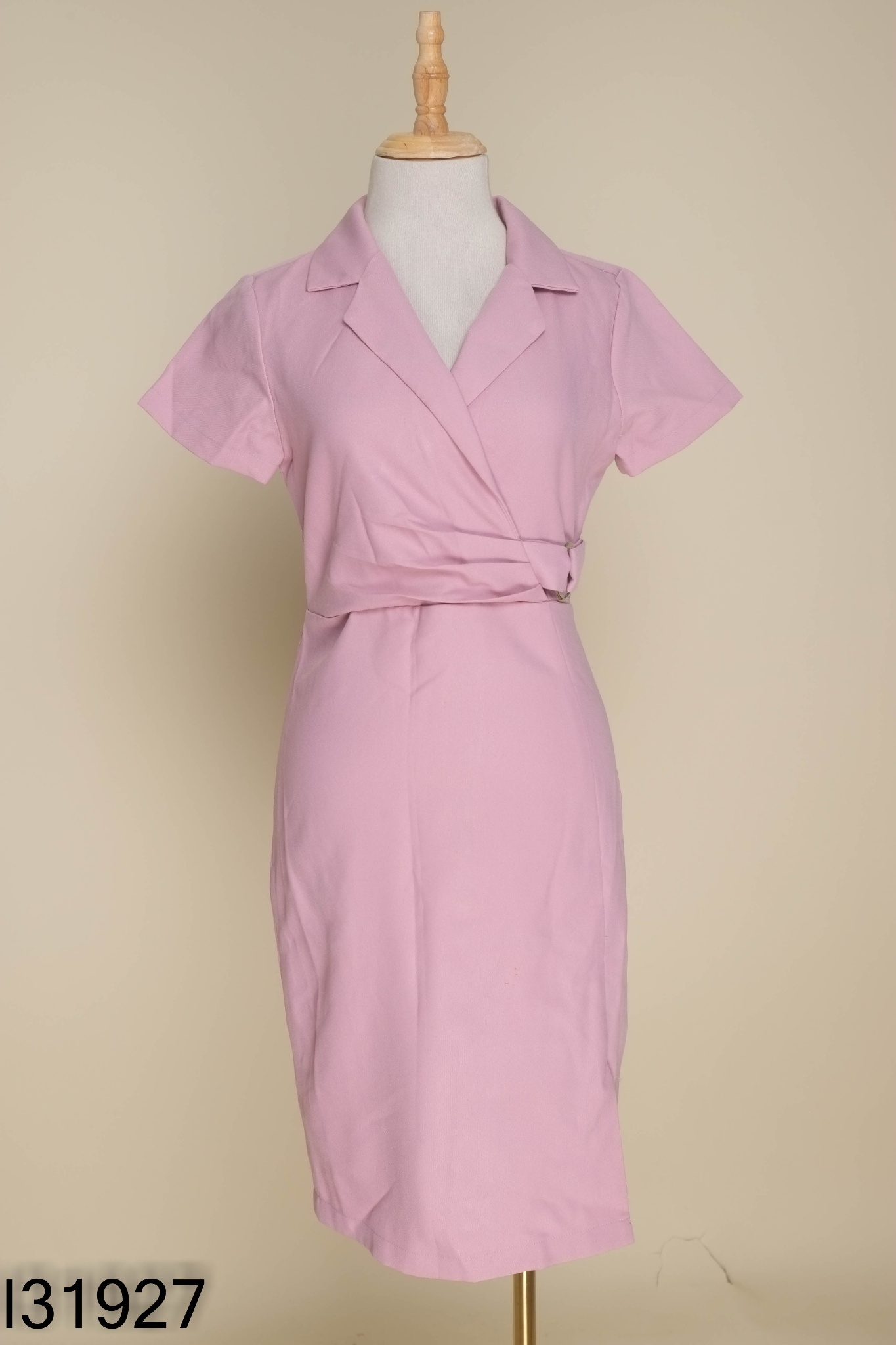 Váy hồng cổ vest