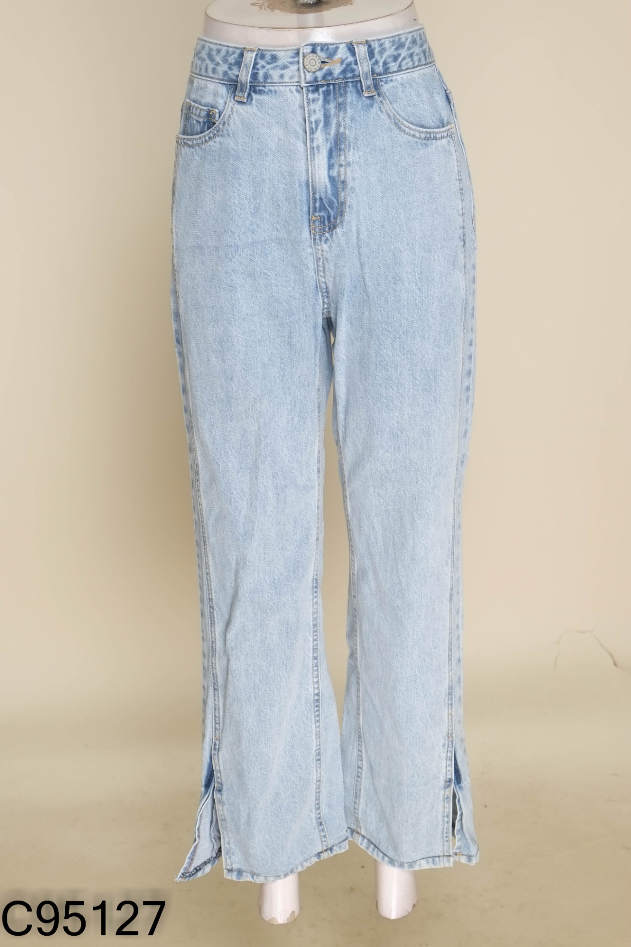 Quần jeans xanh xẻ