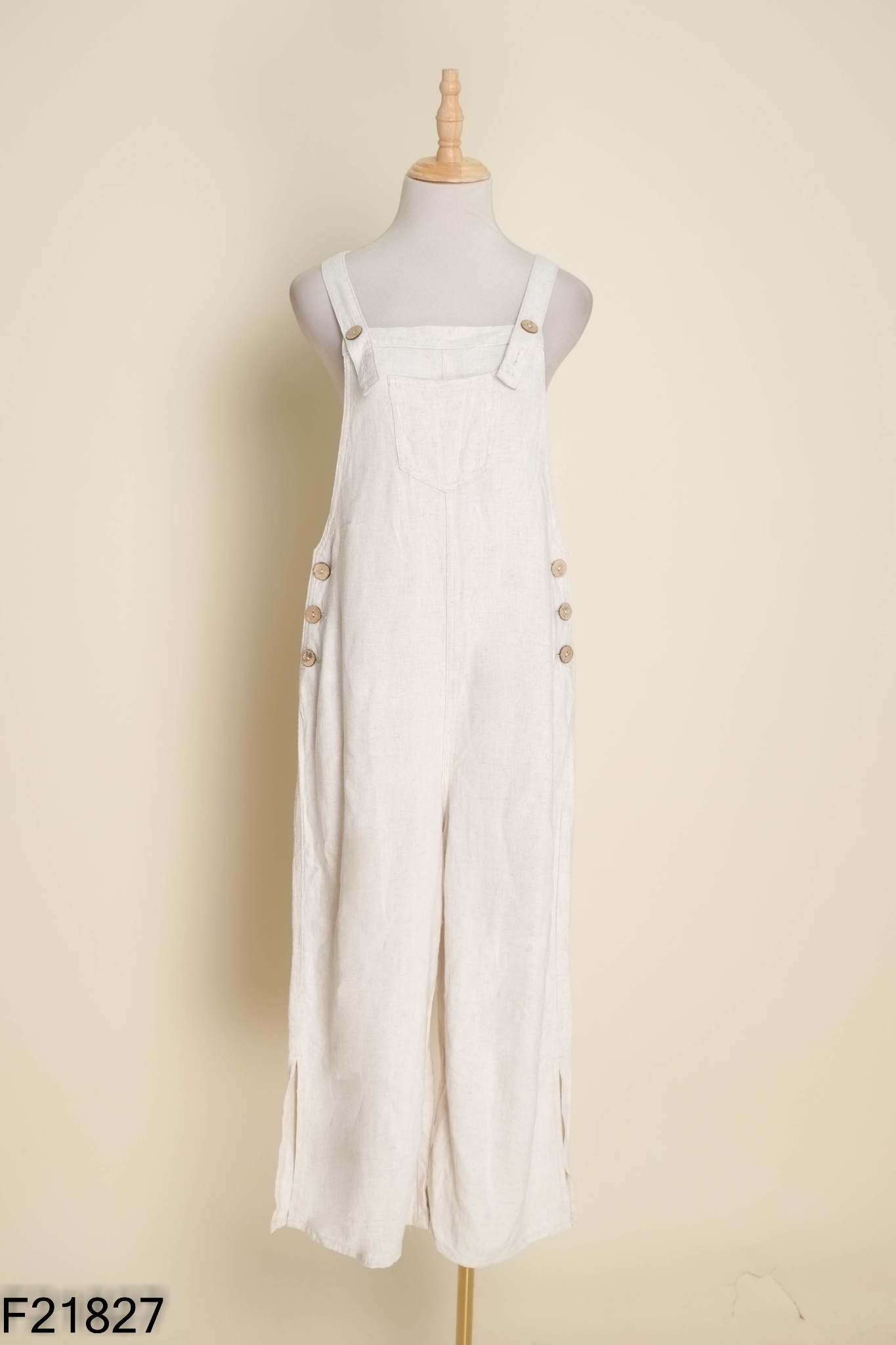 Yếm linen be cúc gỗ