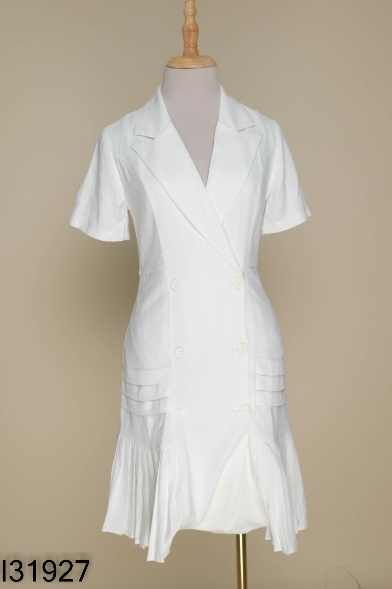 Váy trắng cổ vest xếp ly