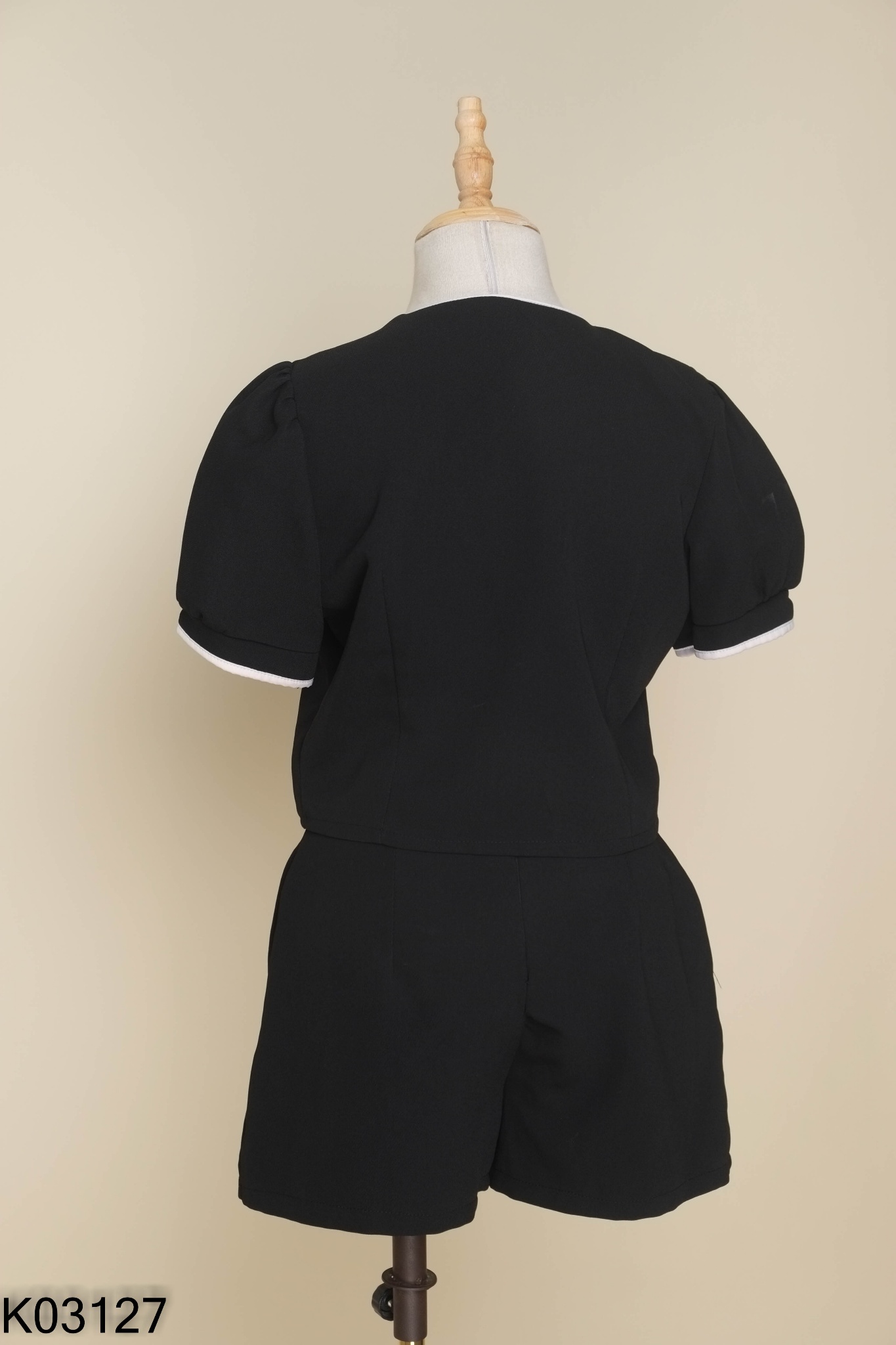 Set Áo đen cúc ngọc + quần shorts