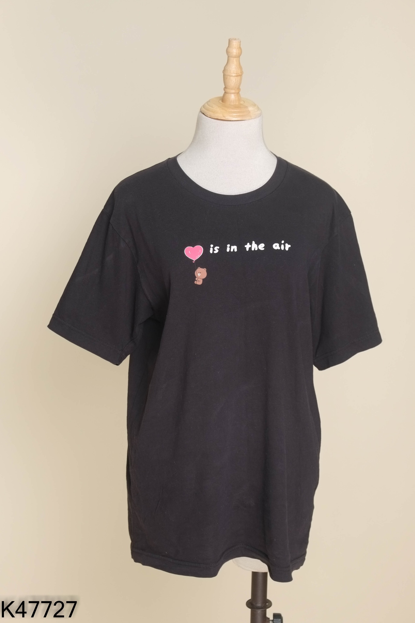 Áo đe UNIQLO in chữ