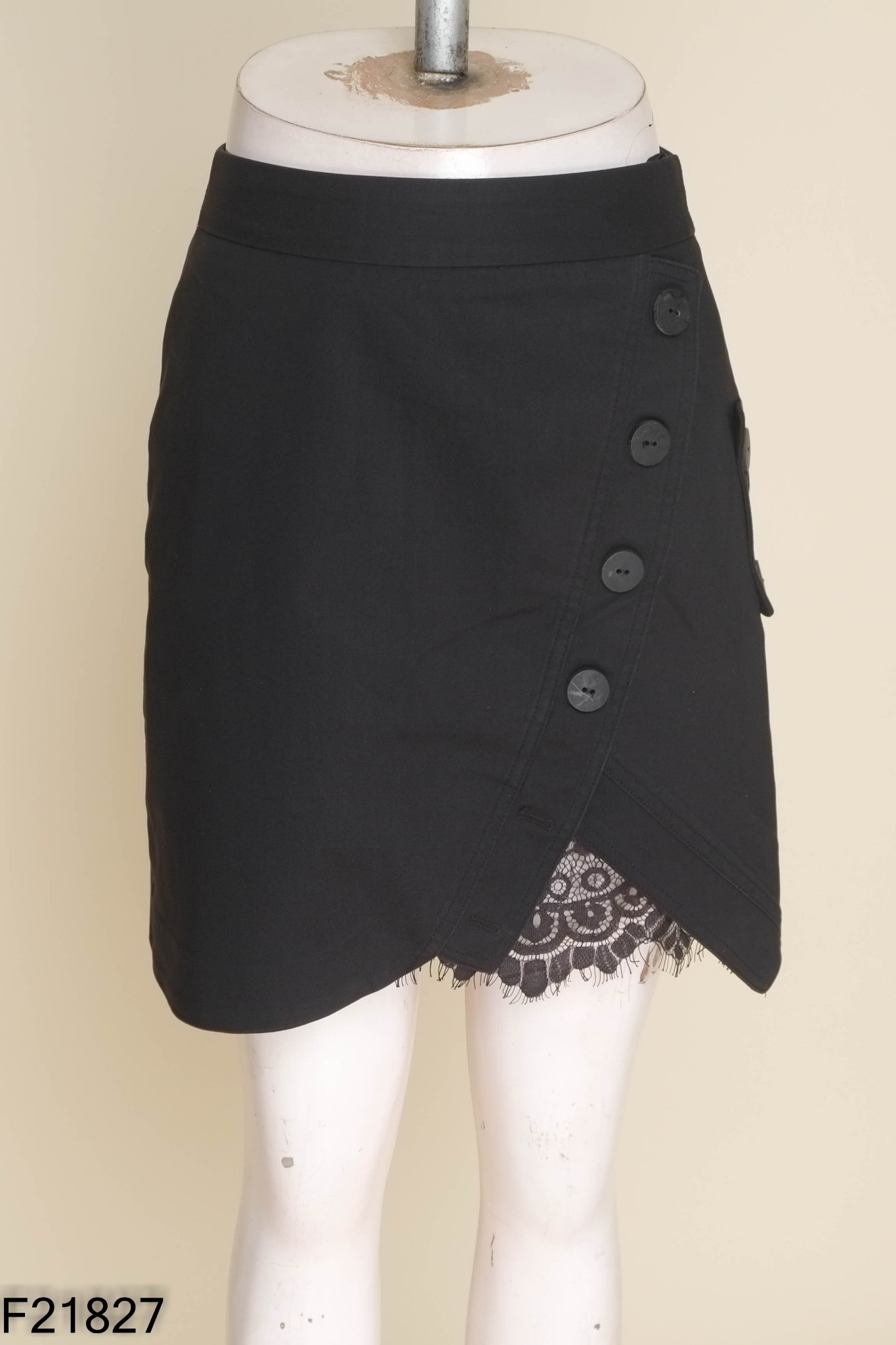 Chân váy IVY MODA đen phối khuy