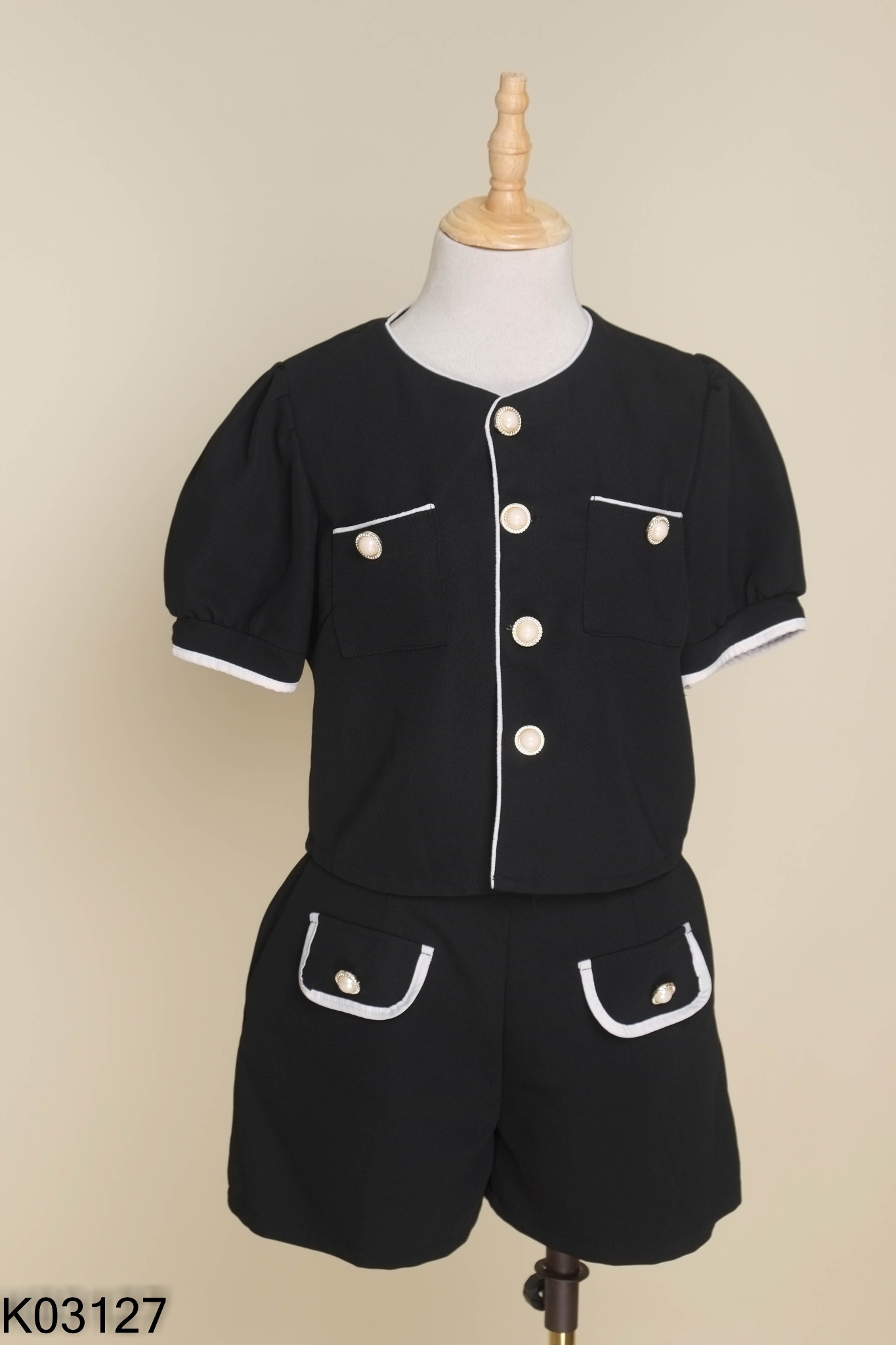 Set Áo đen cúc ngọc + quần shorts