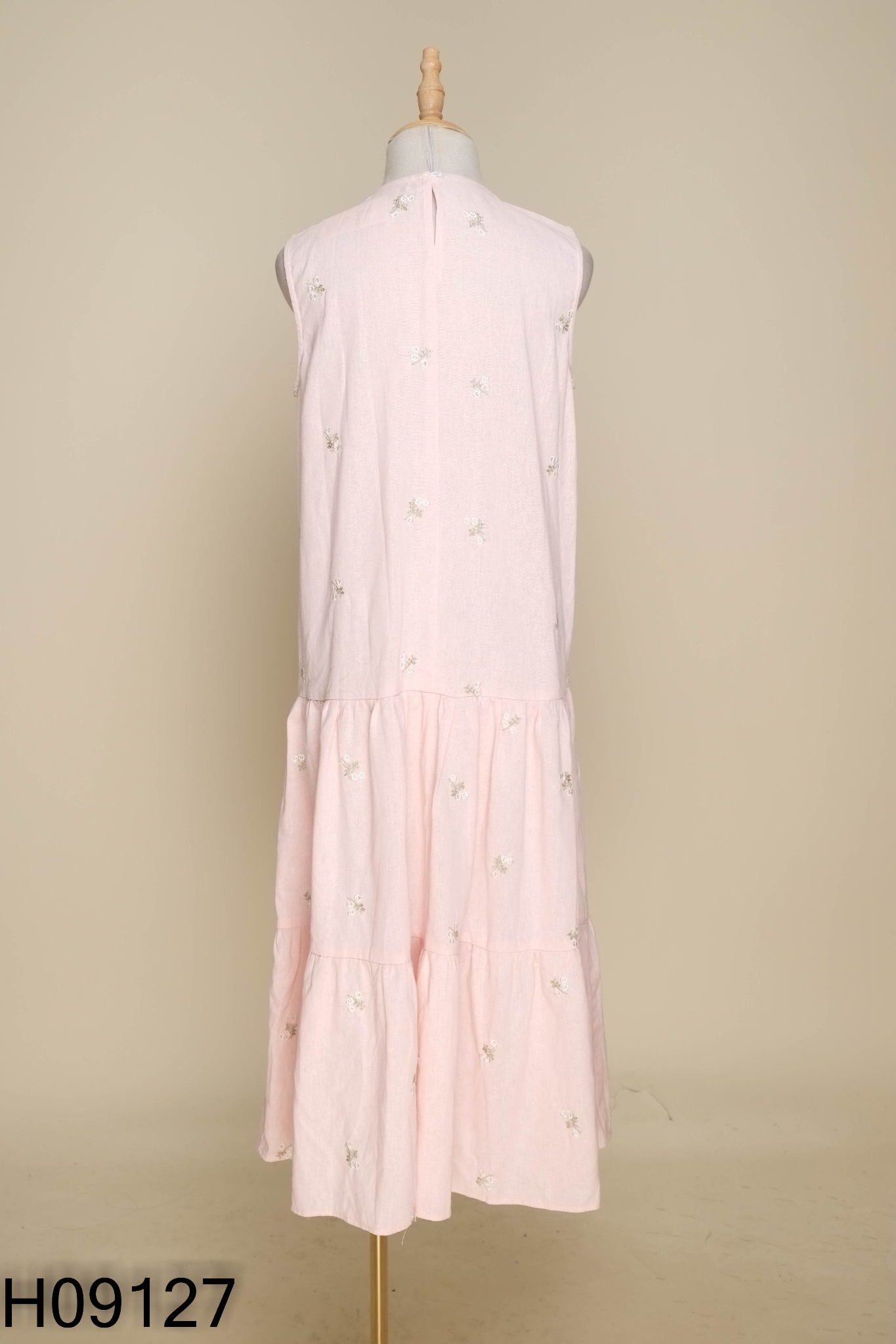 Váy linen hồng thêu hoa