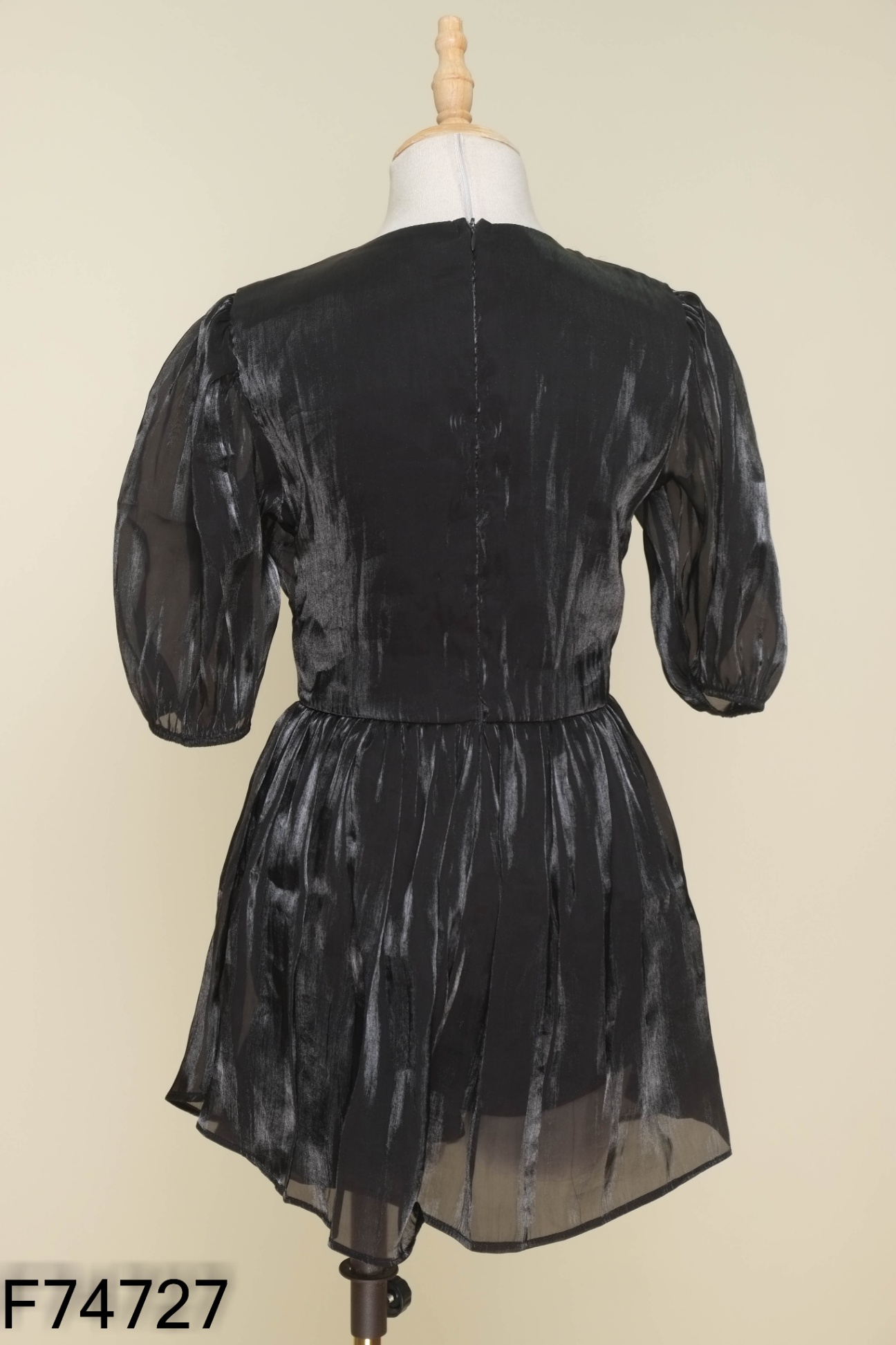 Váy organza đen tay bồng