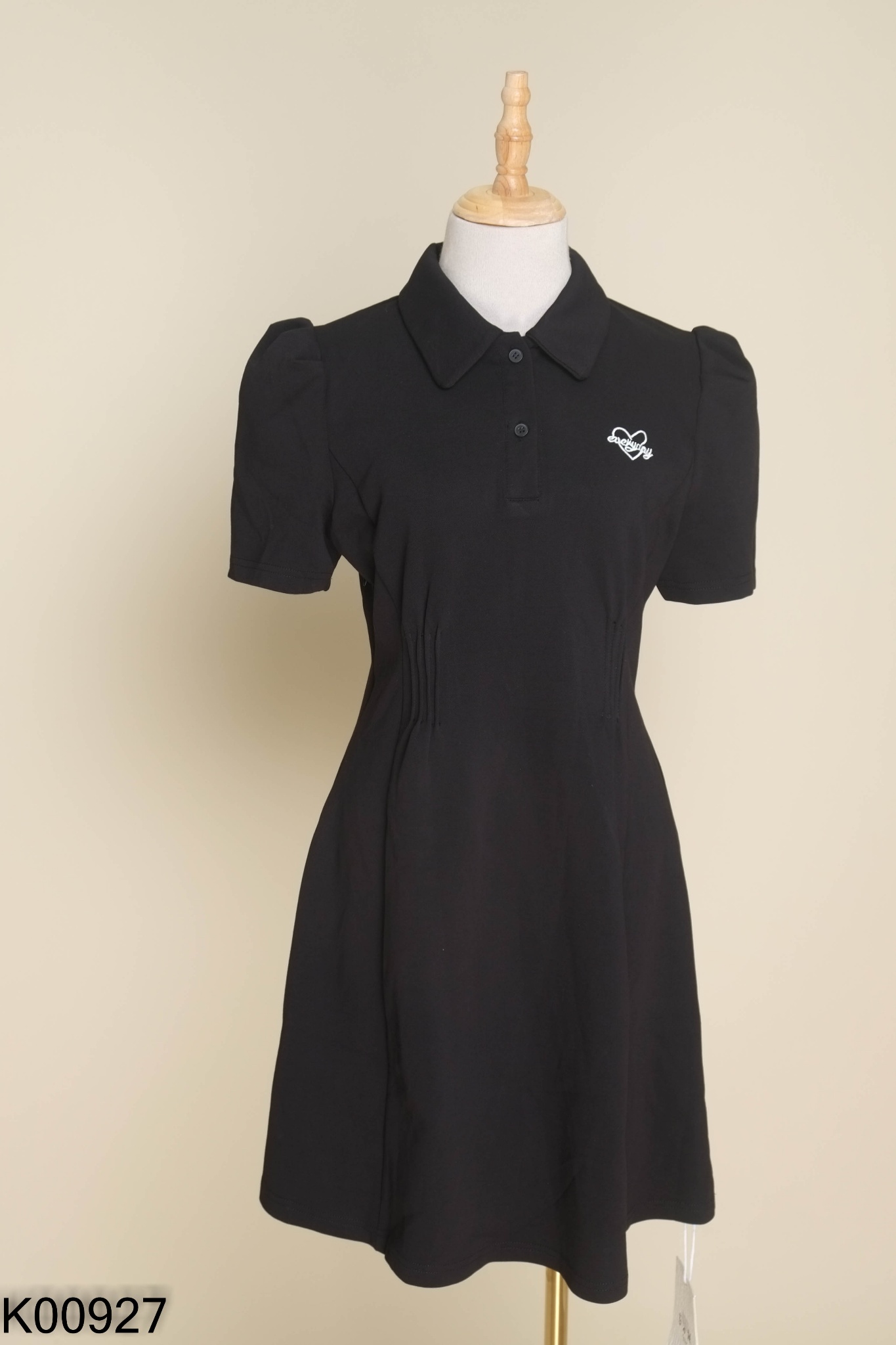 NEWTAG Váy cổ polo đen thêu trắng QC