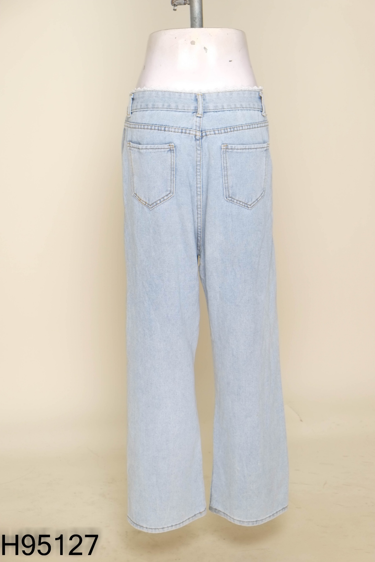 Quần jeans xanh cạp viền ren