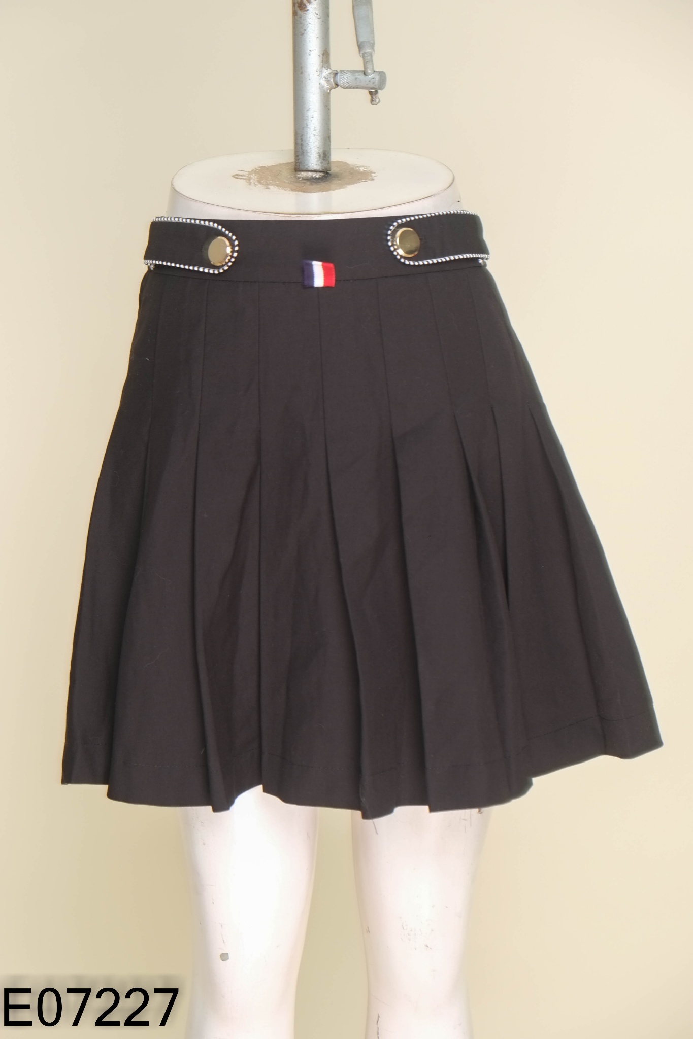 Chân váy đen xếp ly