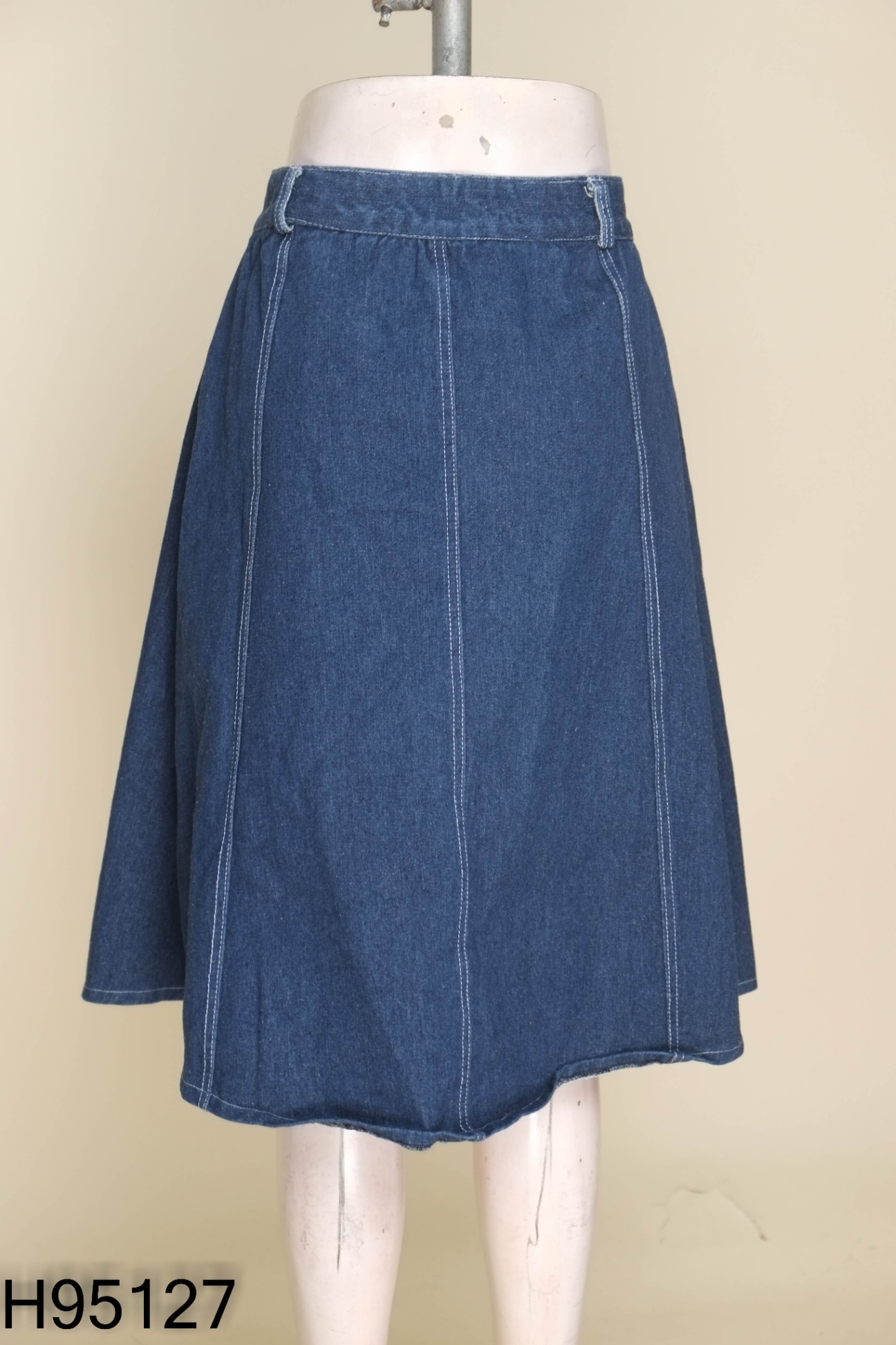 Chân váy jeans xanh viền chỉ
