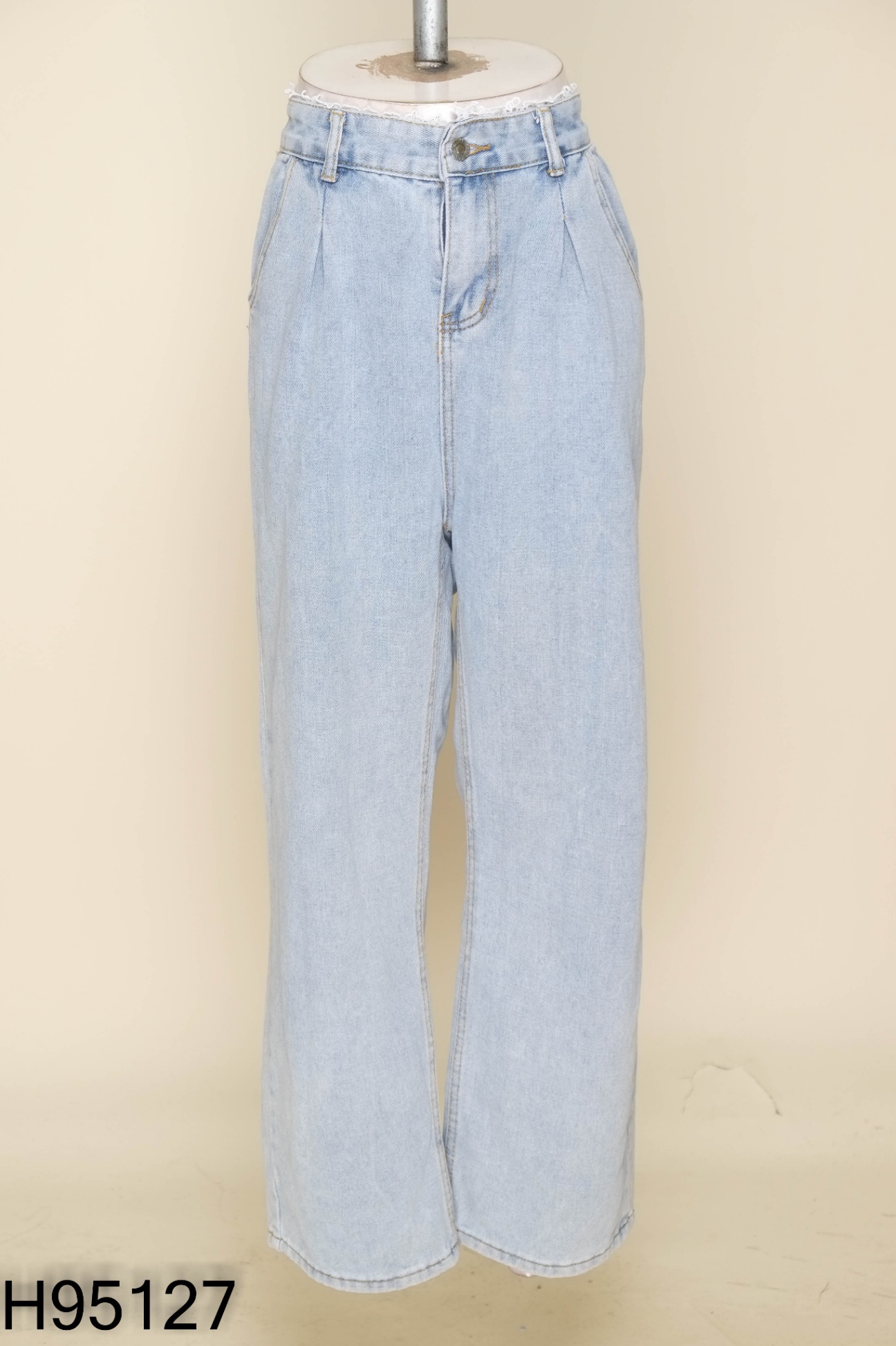 Quần jeans xanh cạp viền ren