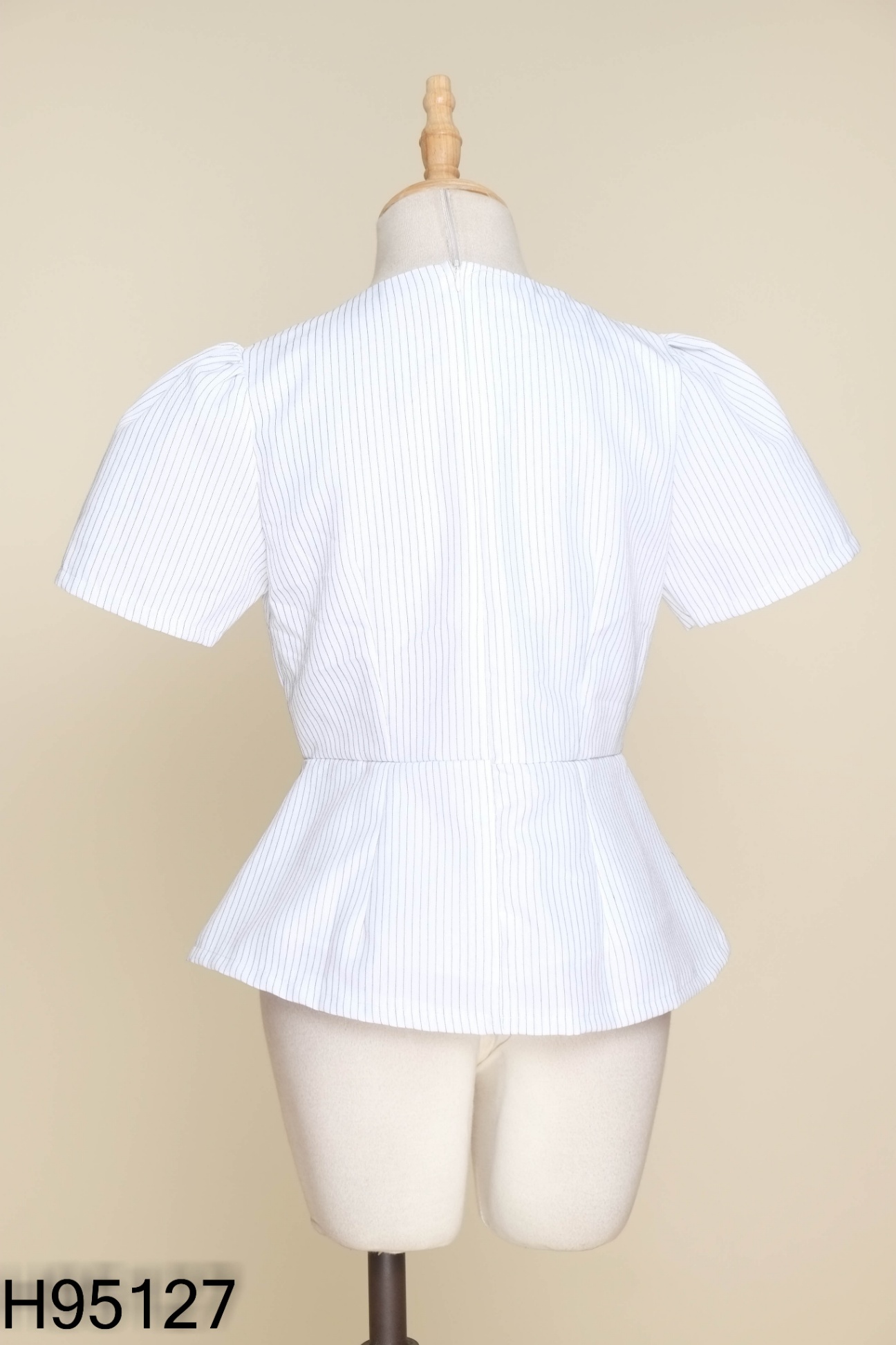 Áo trắng sọc xanh cúc ngọc